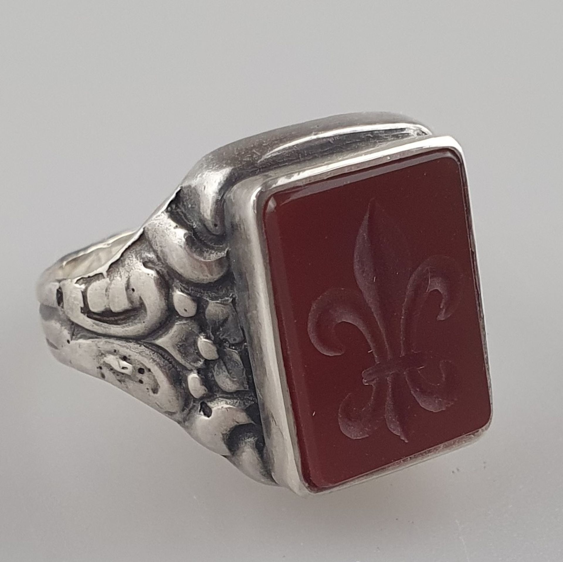 Siegelring - Silberfassung, Schulterpartie mit Jugendstil-Ornamentik, Karneol-Intaglio als Ringkopf