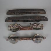 Konvolut Perkussionsinstrumente - Indien oder Südostasien, um 1900, Holz mit Metallschellen, 4-teil