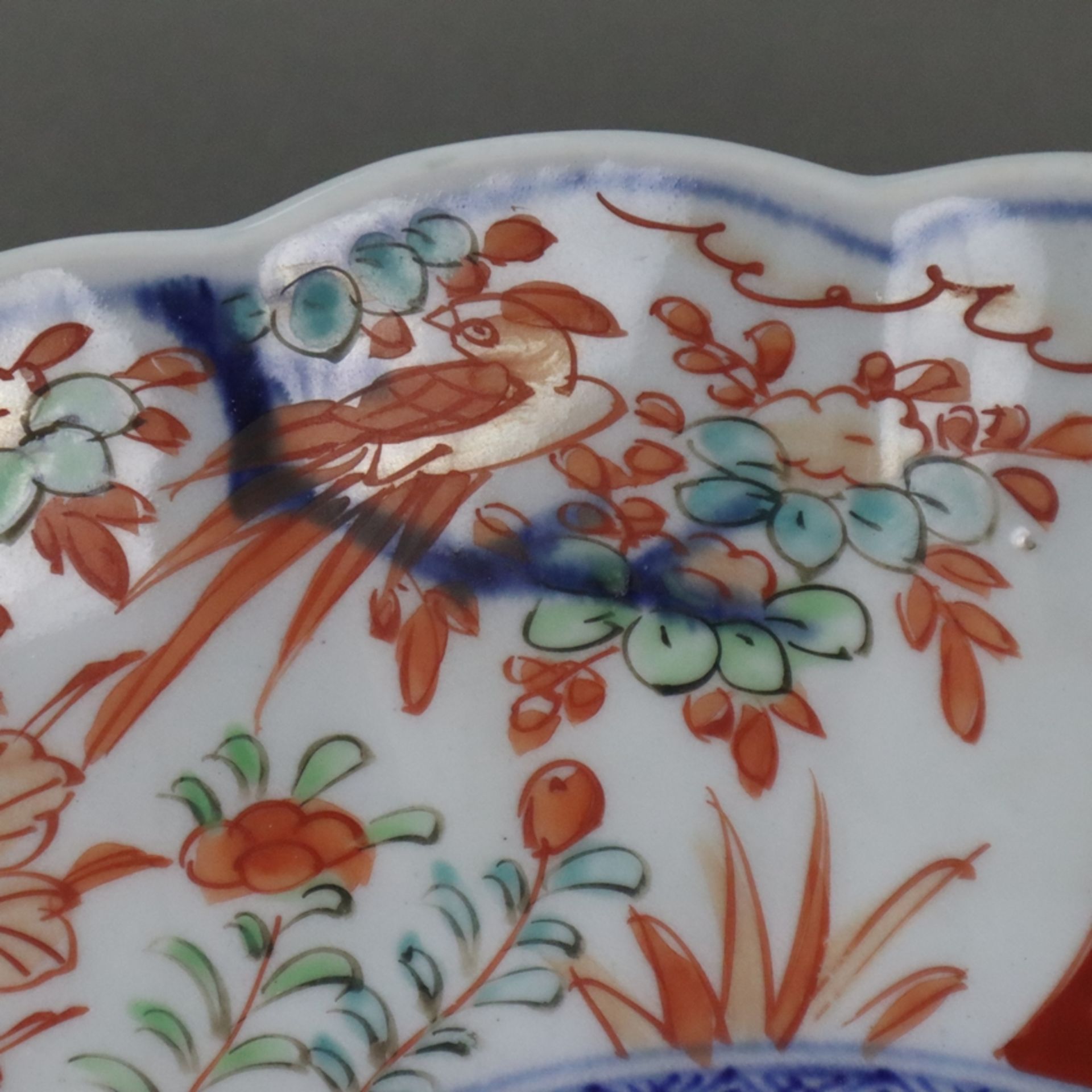 Imari-Porzellanplatte - Japan, runde, leicht vertiefte Form mit gewelltem Rand, Bemalung in Untergl - Bild 6 aus 7