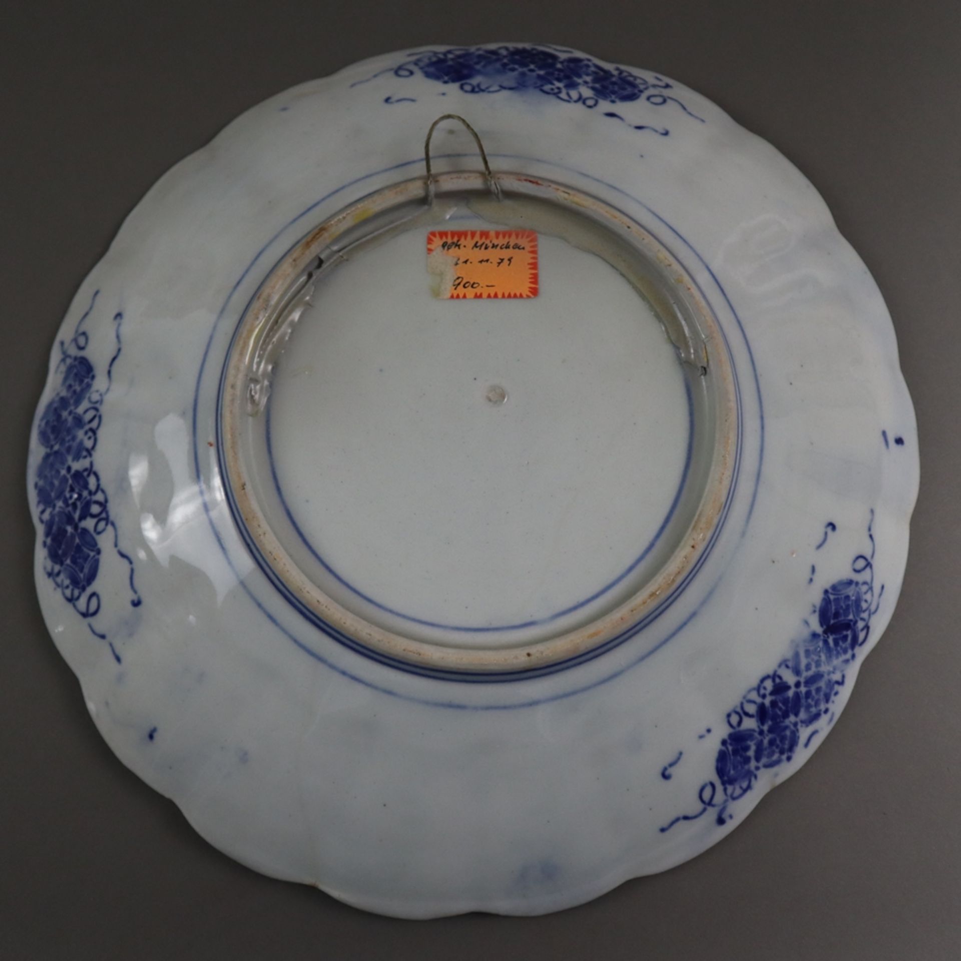 Imari-Porzellanplatte - Japan, runde, leicht vertiefte Form mit gewelltem Rand, Bemalung in Untergl - Bild 7 aus 7
