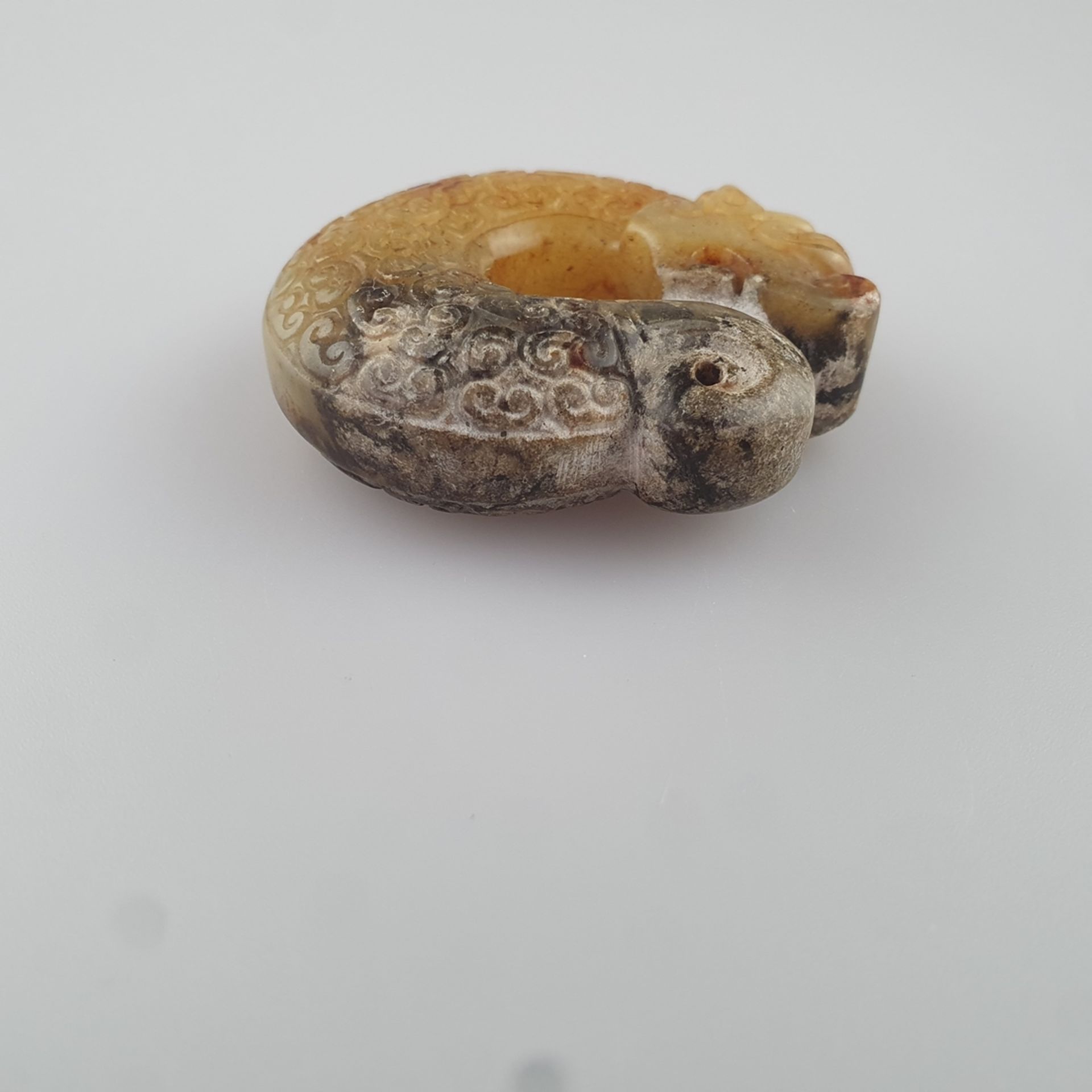 Zhulong ("Schweinsdrache") - China, braun-gelbe Jade, teils kalzifiziert, im Stil der neolithischen - Bild 2 aus 6