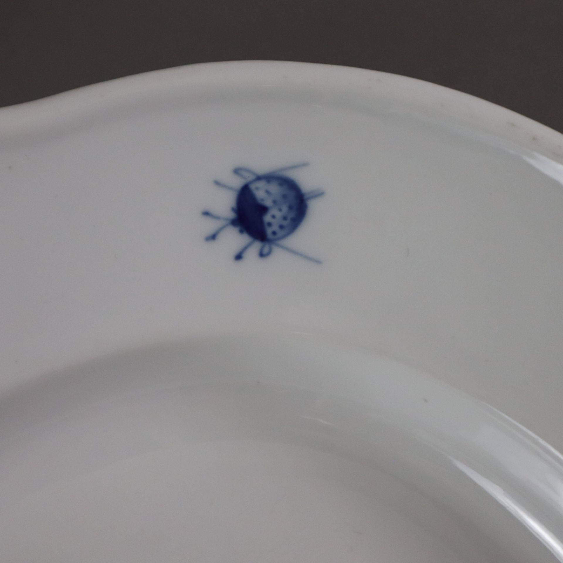 Ovale Vorlegeplatte - Meissen, Knaufzeit, Porzellan, Dekor "Blaue Blume mit Insekten" unter Glasur, - Bild 4 aus 9
