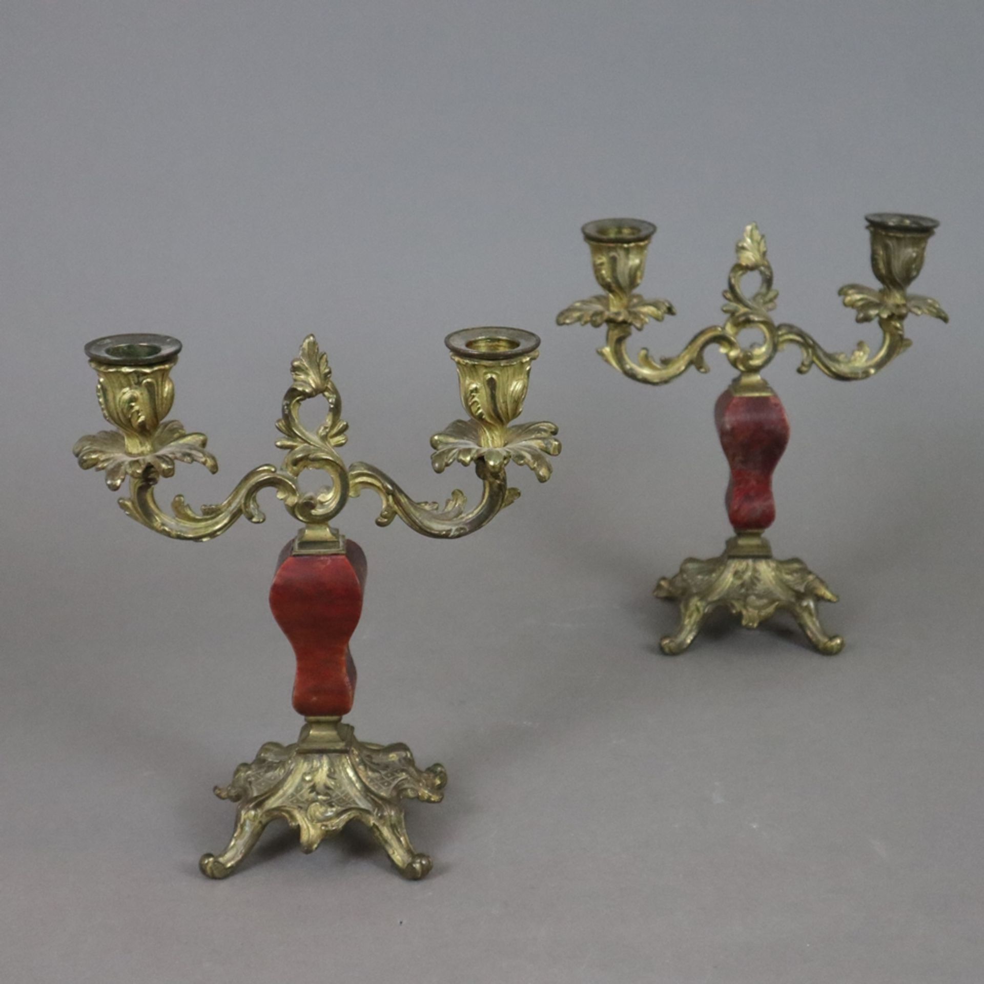 Paar Kerzenleuchter - Frankreich, Ende 19.Jh., 2-flammig, Holzkorpus mit rotem Schildpatt-Beschlag,