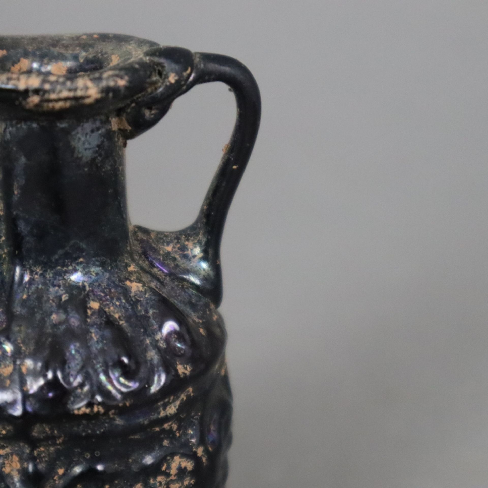 Glasfläschchen - römisch, wohl östliches Mittelmeer ca. 2. - 7. Jh., helles purpurfarbenes Glas, Ba - Bild 4 aus 7