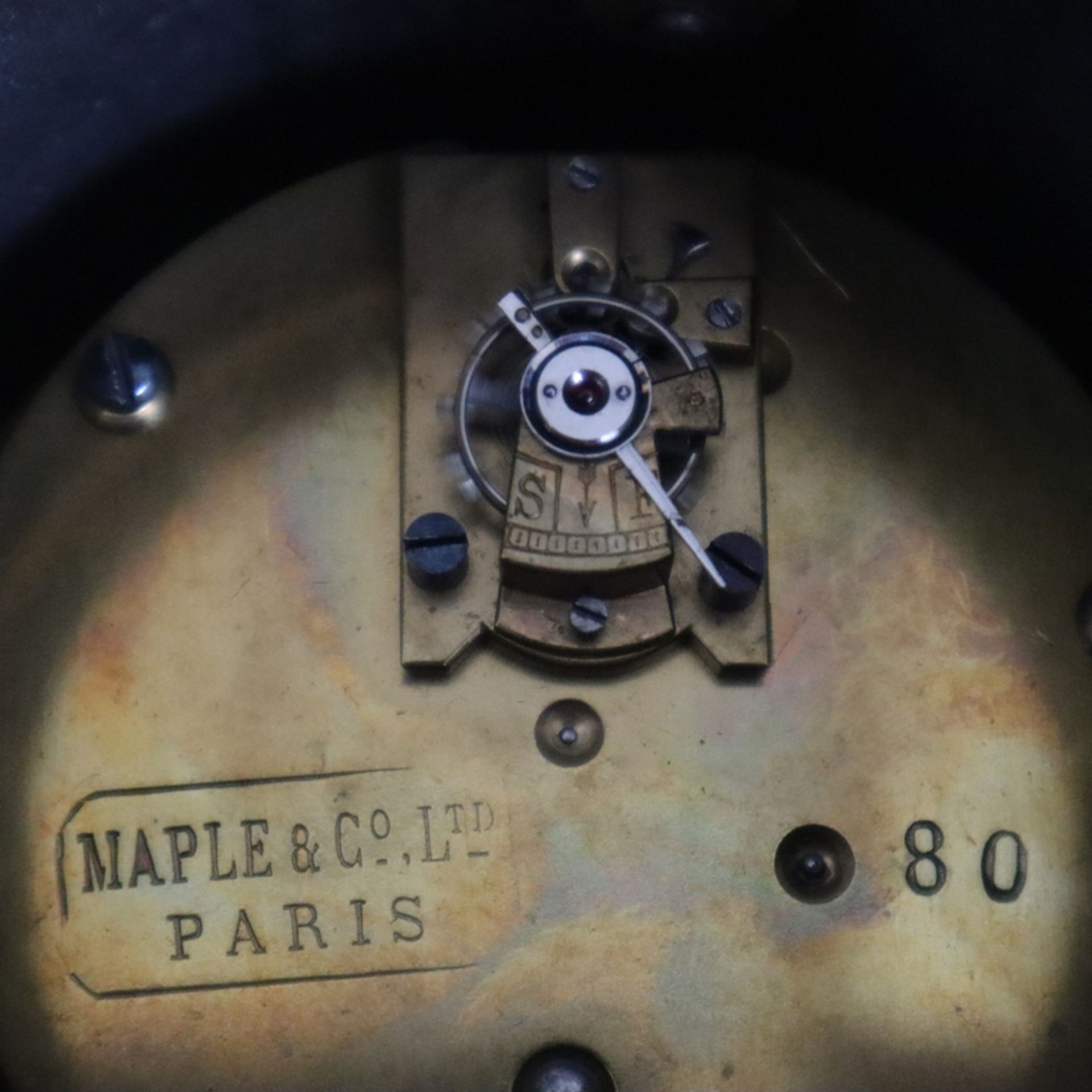 Tischuhr im Rokokostil - Maple & Co., Paris, Ende 19. Jh., geschweiftes Holzgehäuse mit Schildpatt- - Bild 11 aus 11