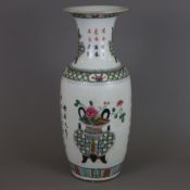 Große Balustervase - China, späte Qing-Dynastie, 19. Jh., Porzellan, polychrom auf Glasur bemalt
