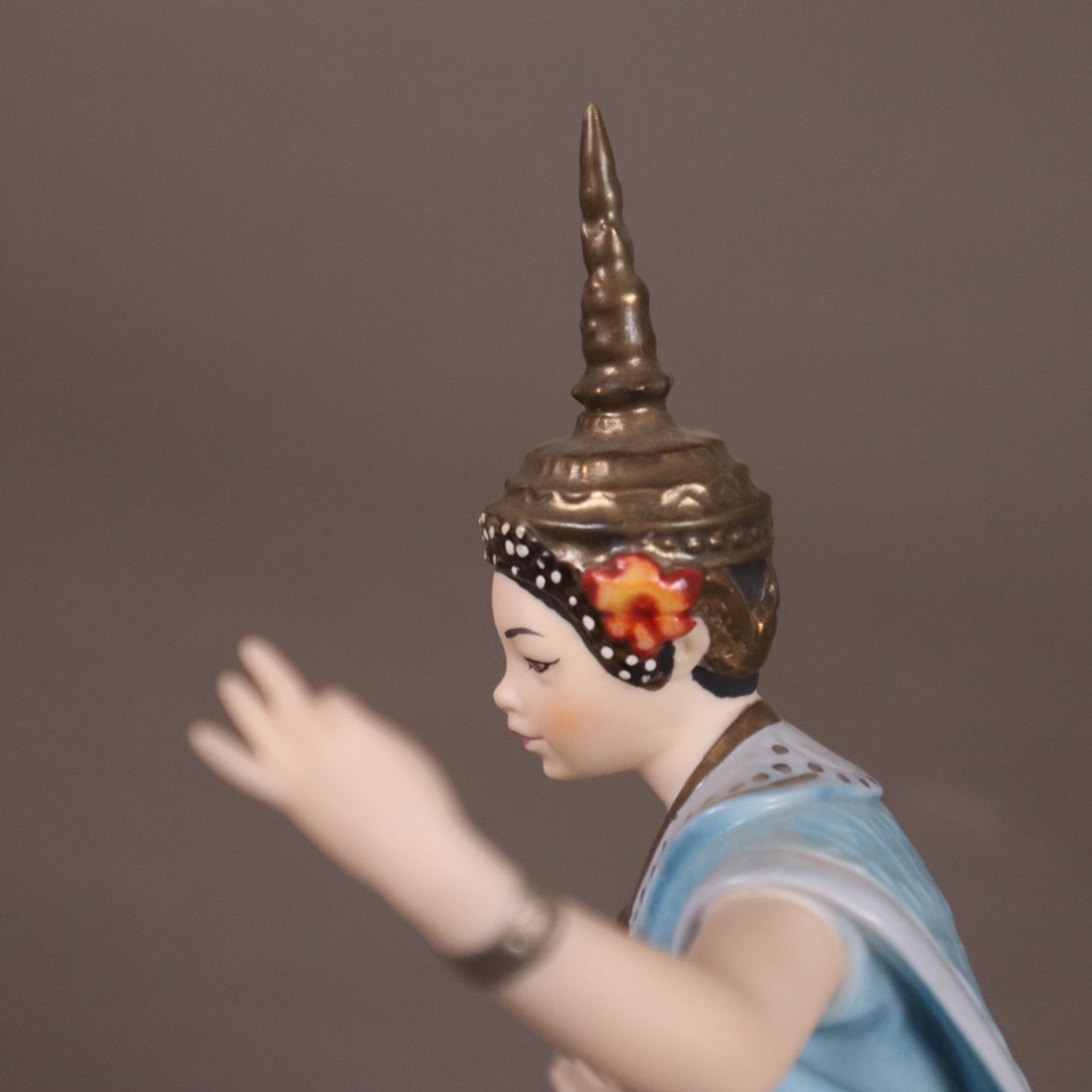 Porzellanfigur "Suriya - thailändische Tänzerin" - Goebel, Porzellan, polychrom bemalt, auf runder - Bild 3 aus 10
