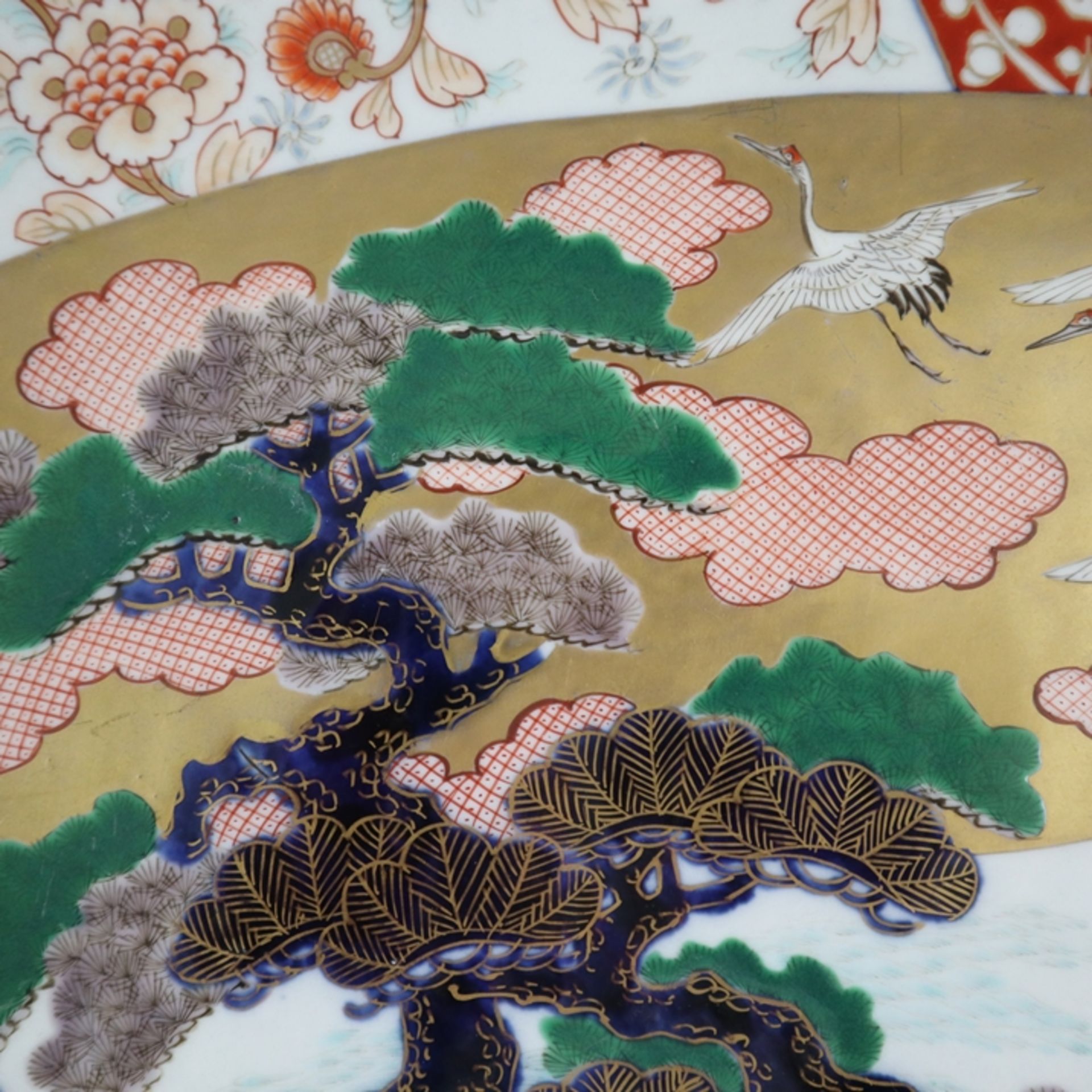 Große Imari-Platte - Japan, Meiji-/ Taishō-Zeit, Porzellan, leicht vertiefte Form mit gefächerter F - Bild 4 aus 9
