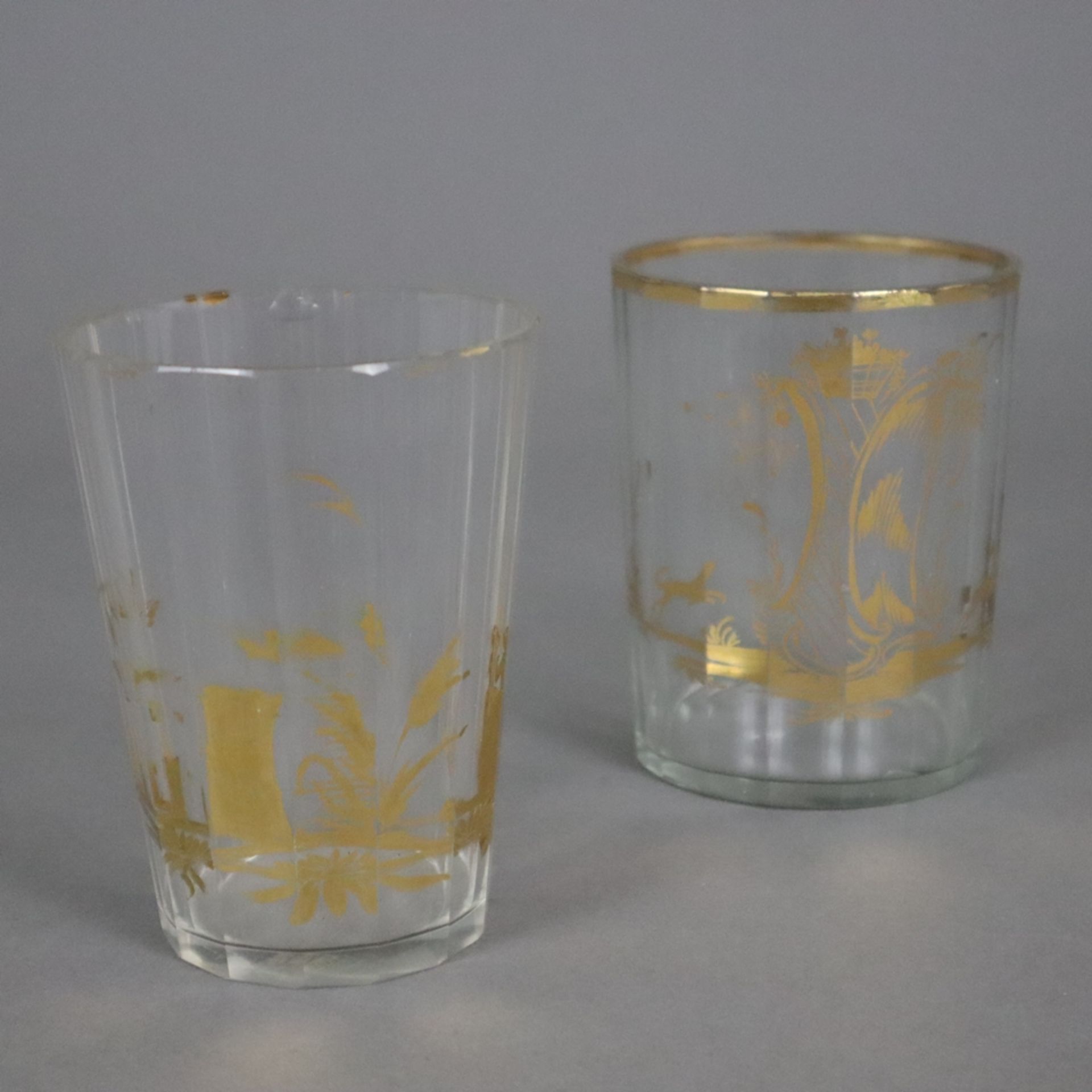 Zwei Glasbecher - Böhmen, Mitte 18. Jh., farbloses Glas mit Goldmalerei, 1x 18-fach facettierter zy