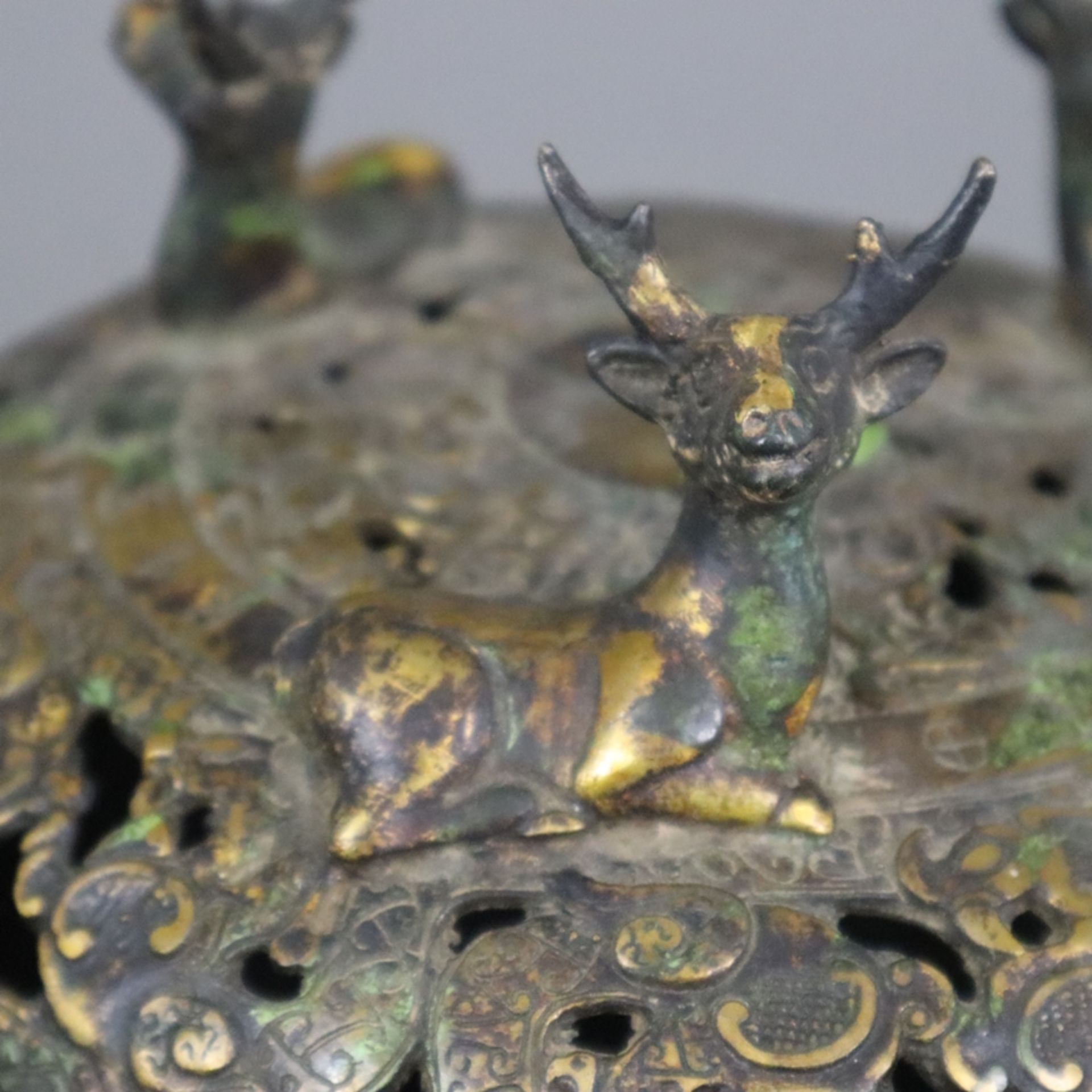 Räucherschale mit Deckel - China, Bronze mit Resten der Vergoldung, halbkugelige Schale auf Standri - Bild 3 aus 14