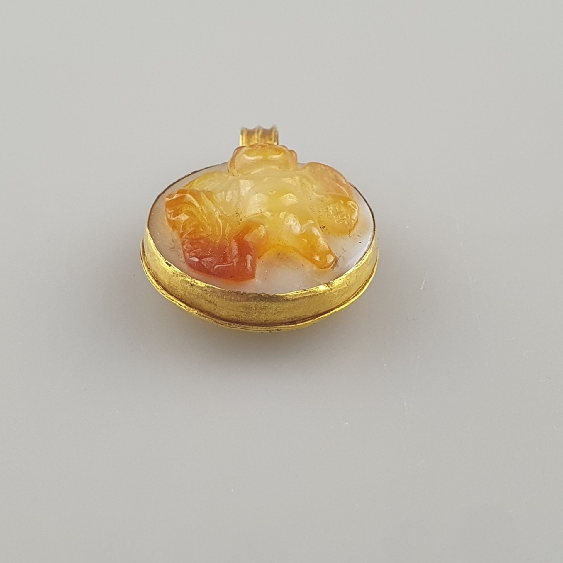 Goldanhänger mit Achatgemme-- Goldfassung aus Gelbgold 750/000 (18K), geprüft, ovale Achatkamee mit - Bild 3 aus 5