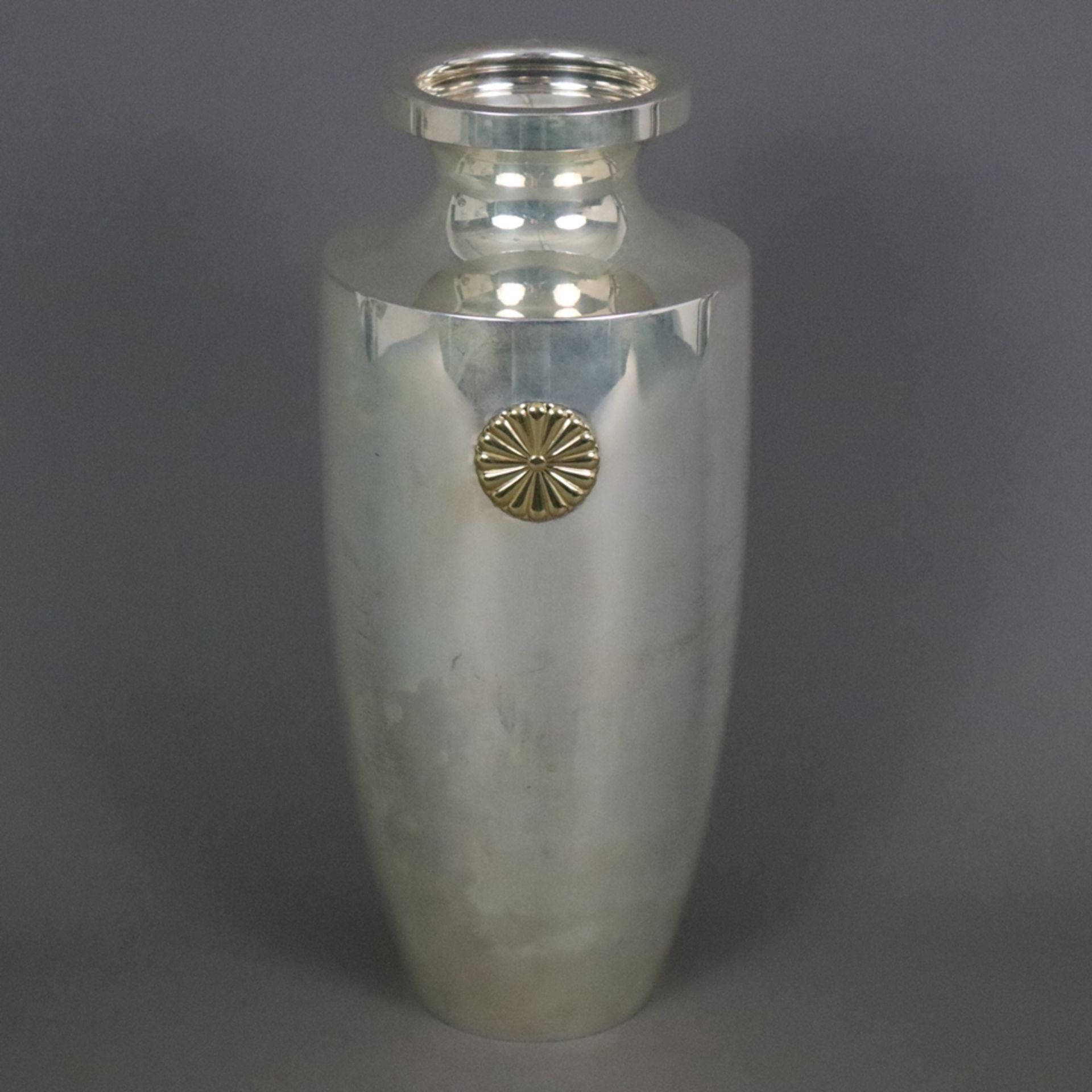 Silber-Vase - Japan, 20. Jh., Massivsilber, sich nach oben erweiternde Form mit kurzem Hals und aus