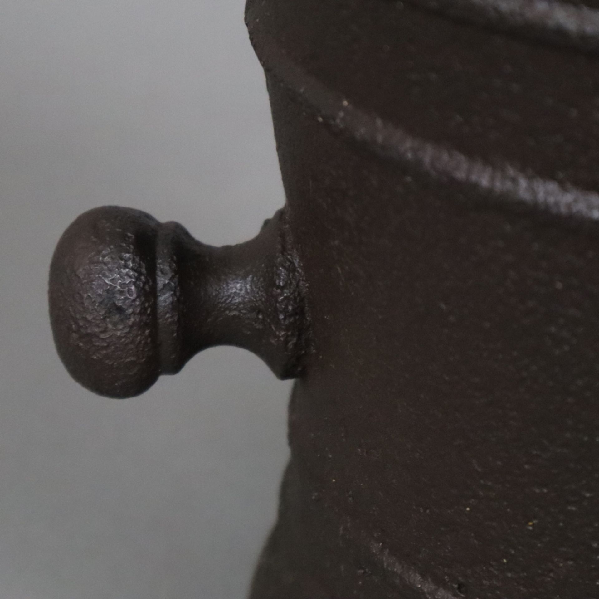 Antiker Mörser - Eisen, Korpus mit umlaufenden Wulstbändern, seitliche Knäufe, Altersspuren, Bestoß - Bild 3 aus 8