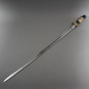 Schwert - gerade Rückenklinge mit flacher Kehlung, auf der Fehlschärfe Punzen, darüber das Wappen v