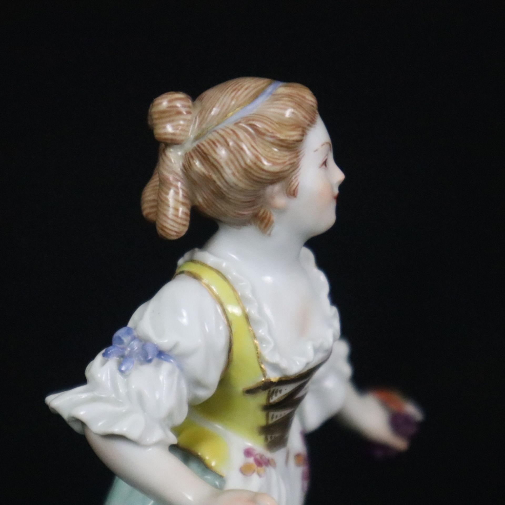 Porzellanfigur "Gärtnerin mit Trauben" - Meissen, 20. Jh., Porzellan, polychrome Bemalung, Goldstaf - Bild 5 aus 8