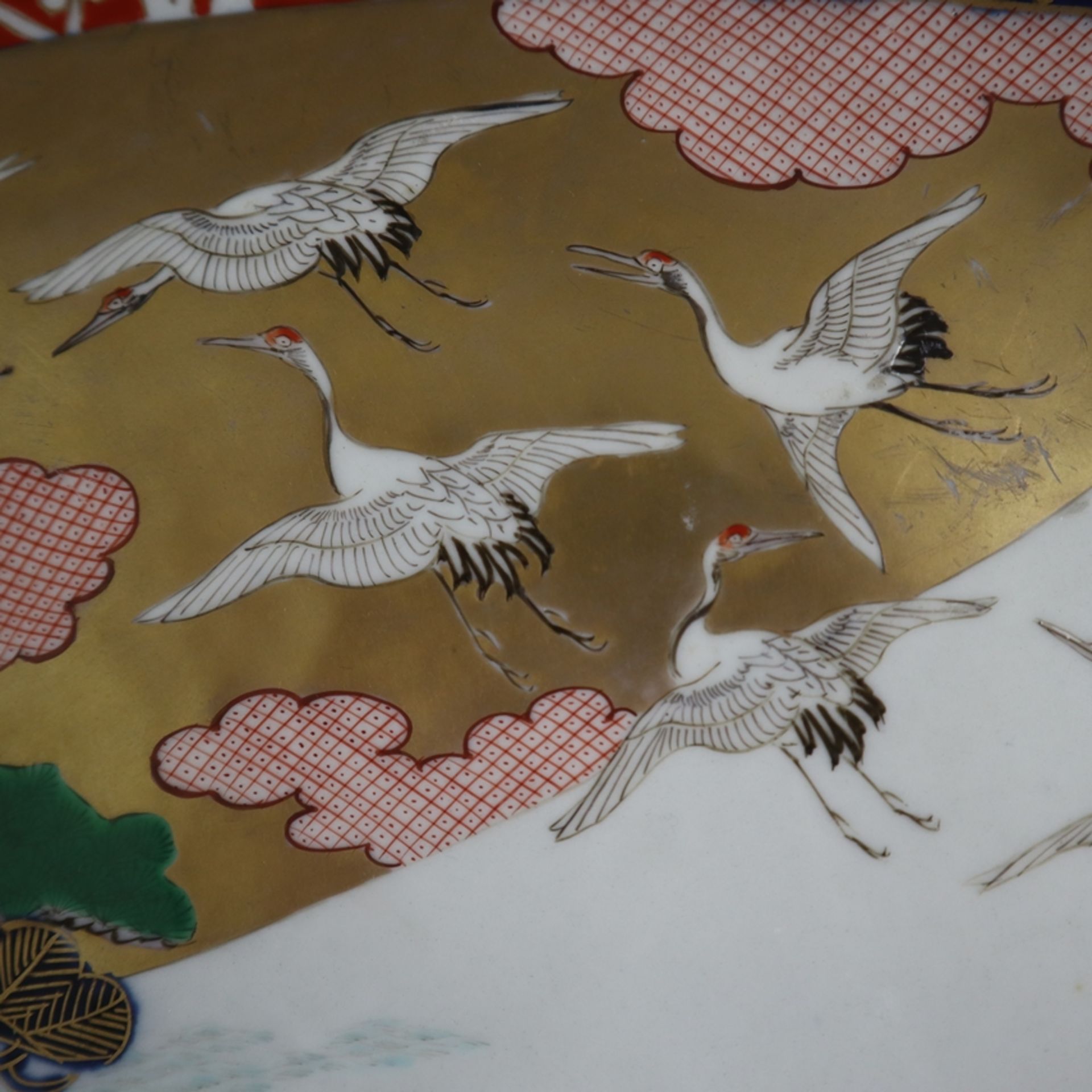 Große Imari-Platte - Japan, Meiji-/ Taishō-Zeit, Porzellan, leicht vertiefte Form mit gefächerter F - Bild 3 aus 9