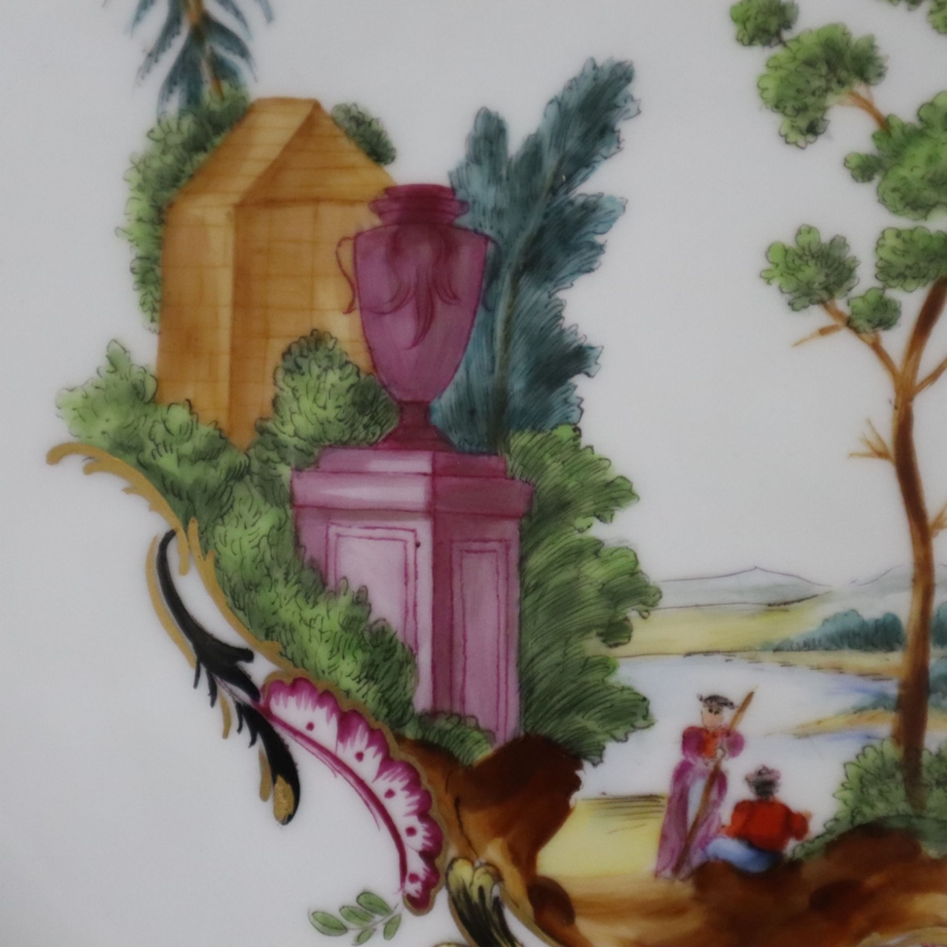 Rundplatte - Meissen, 20. Jh., Porzellan, polychrome Hausmalerei: Flusslandschaft mit Figurenstaffa - Bild 4 aus 7