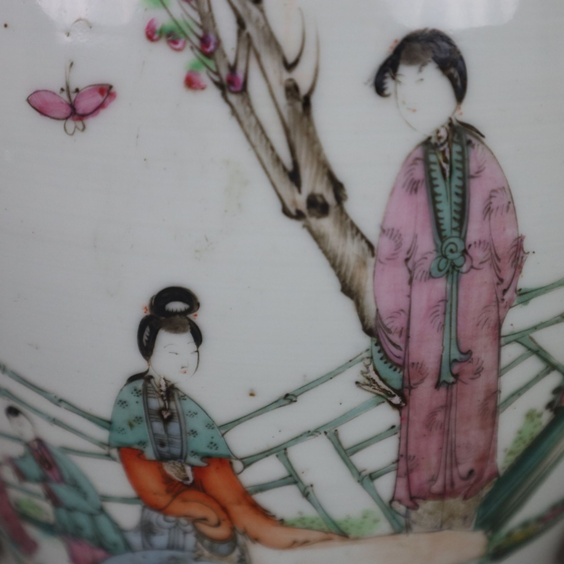 Ein Paar Famille rose-Vasen - China, späte Qing-Dynastie, Porzellan, polychrome Bemalung in der Far - Bild 4 aus 13