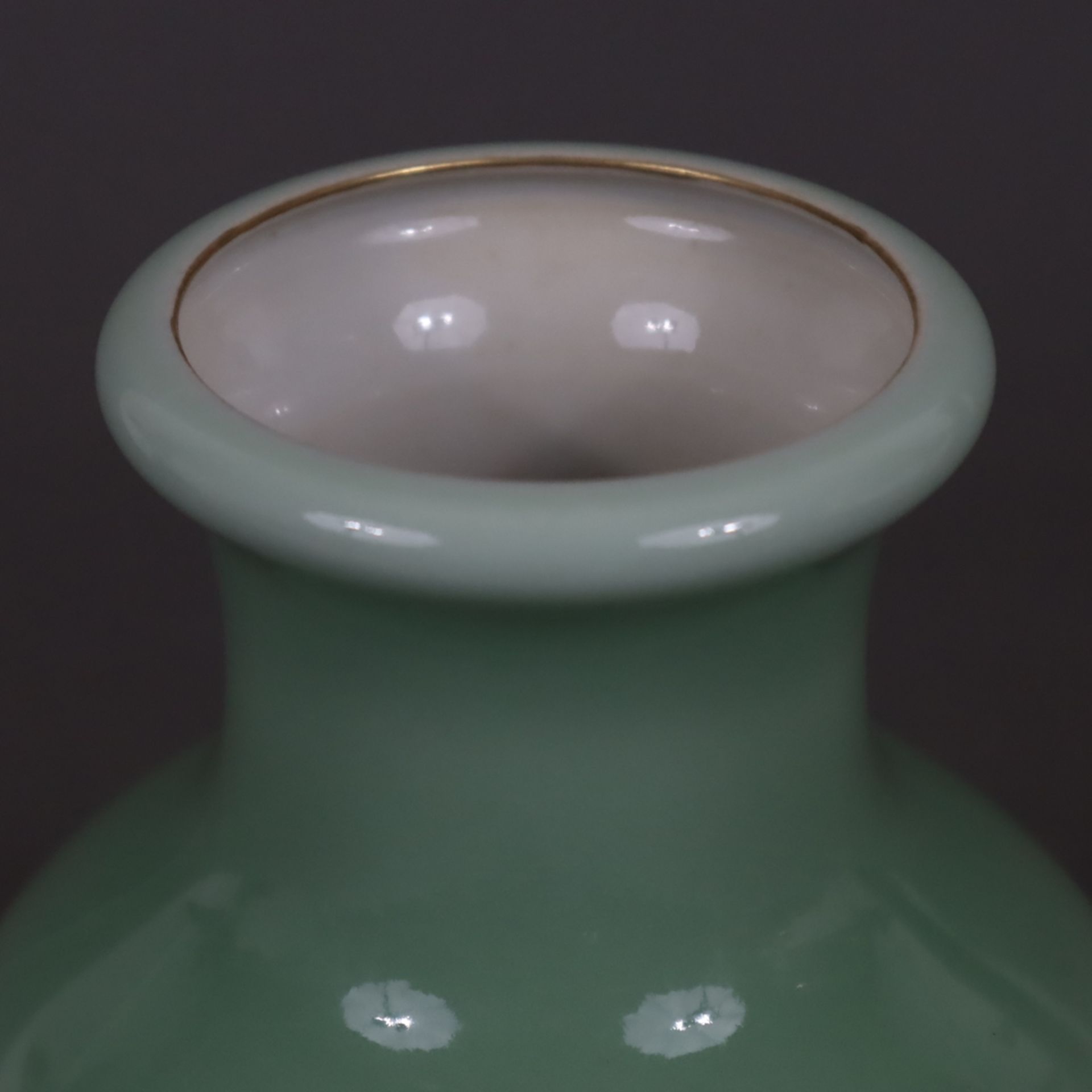 Seladon-Vase - Porzellan mit polychromer Emailbemalung, China, gebauchte Vase mit eingeschnürtem Ha - Bild 2 aus 9
