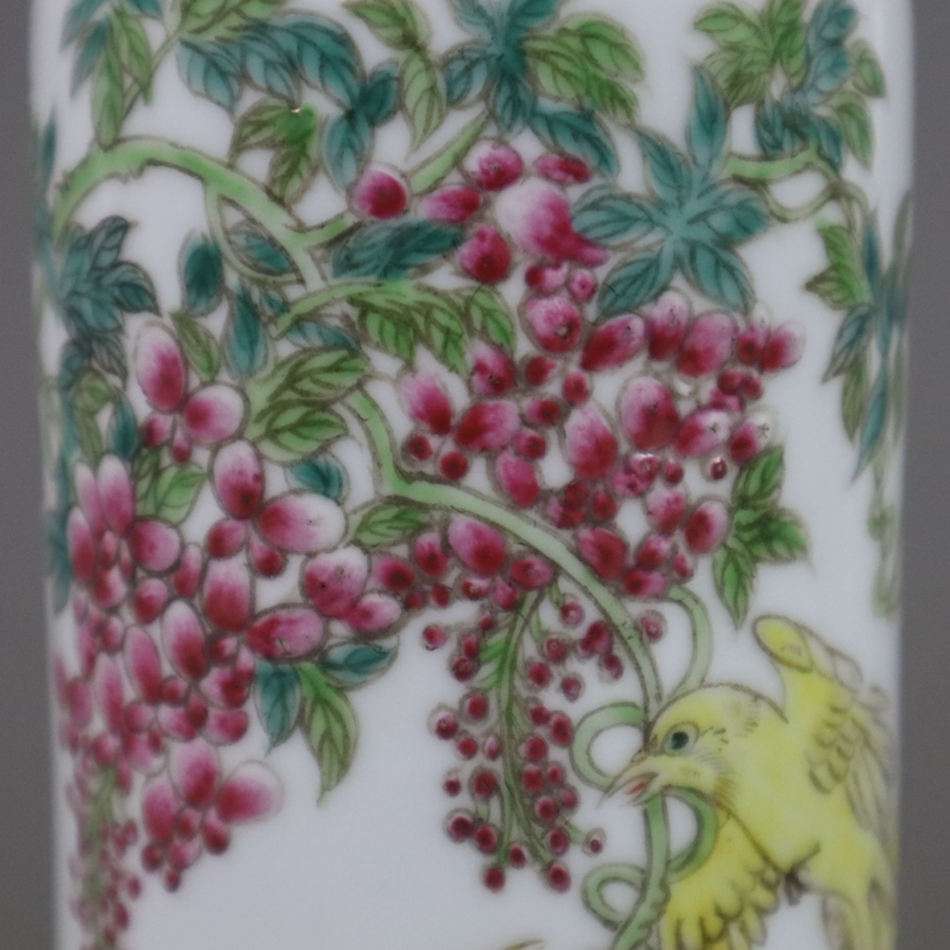 Kleine Rouleauvase - China 20.Jh., schauseitig Vogelschwarm vor üppig blühenden Ästen in polychrome - Image 5 of 7