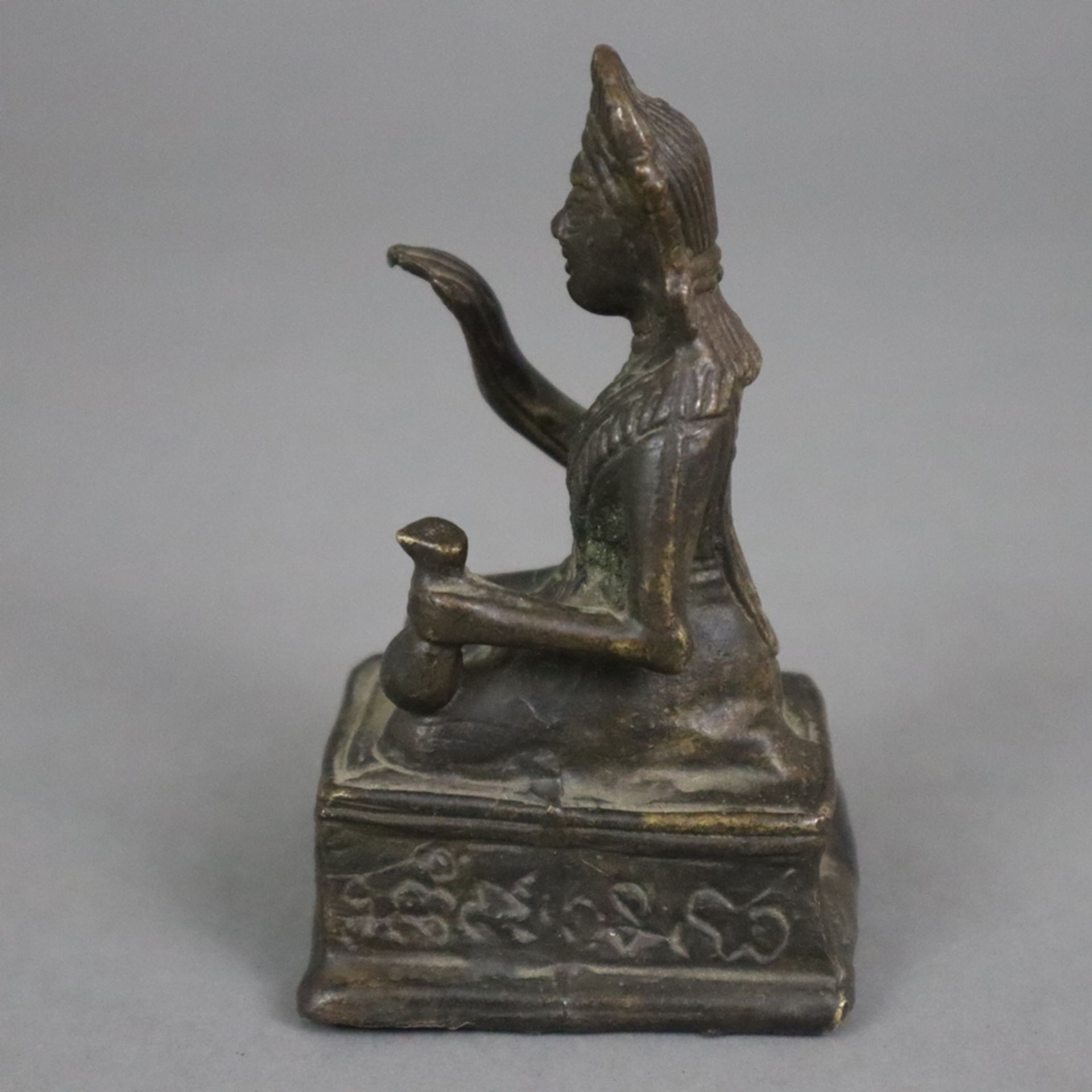 Nang Kwak-Figur - Thailand, Bronze, dunkel patiniert, Bodhisattva mit erhobener rechter Hand auf re - Bild 5 aus 7
