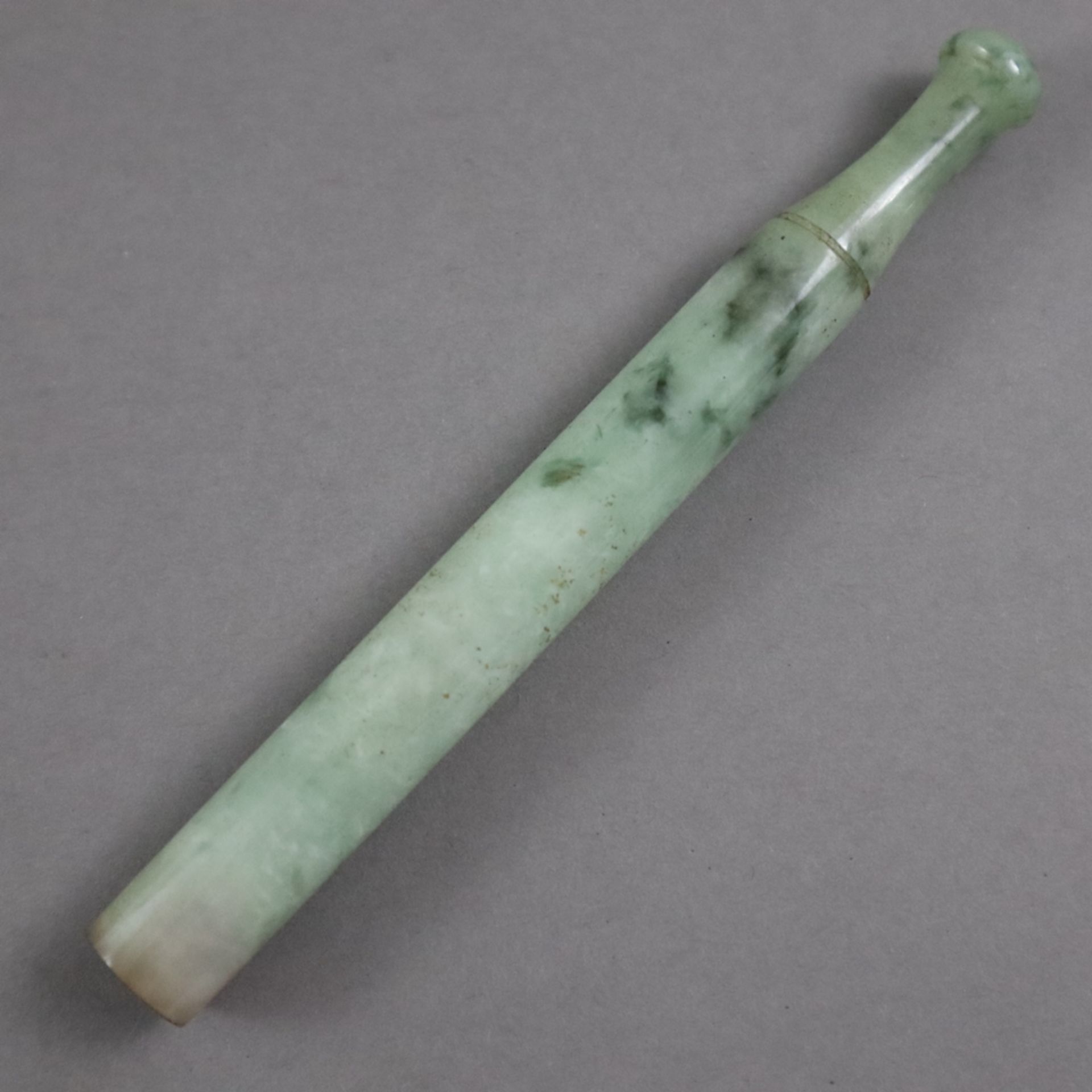 Zigarettenspitze aus Jade - China 20. Jh., seladonfarben gewölkte Jade mit leichten schwarzen Einfä