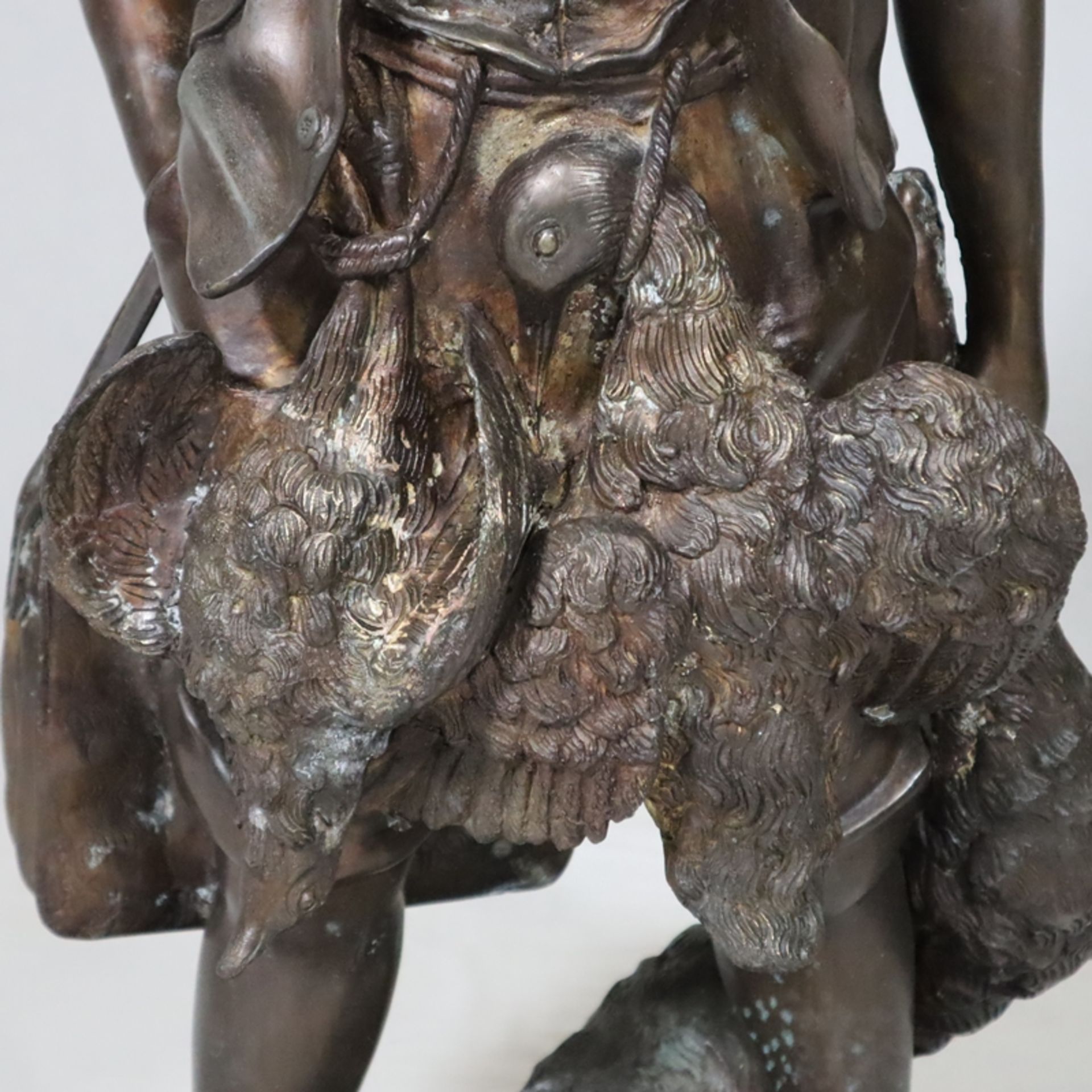 Große Bronzefigur “Junger Jäger mit Beute” - Bronzeskulptur mit braun-goldener Patina, wohl nach Au - Image 6 of 12