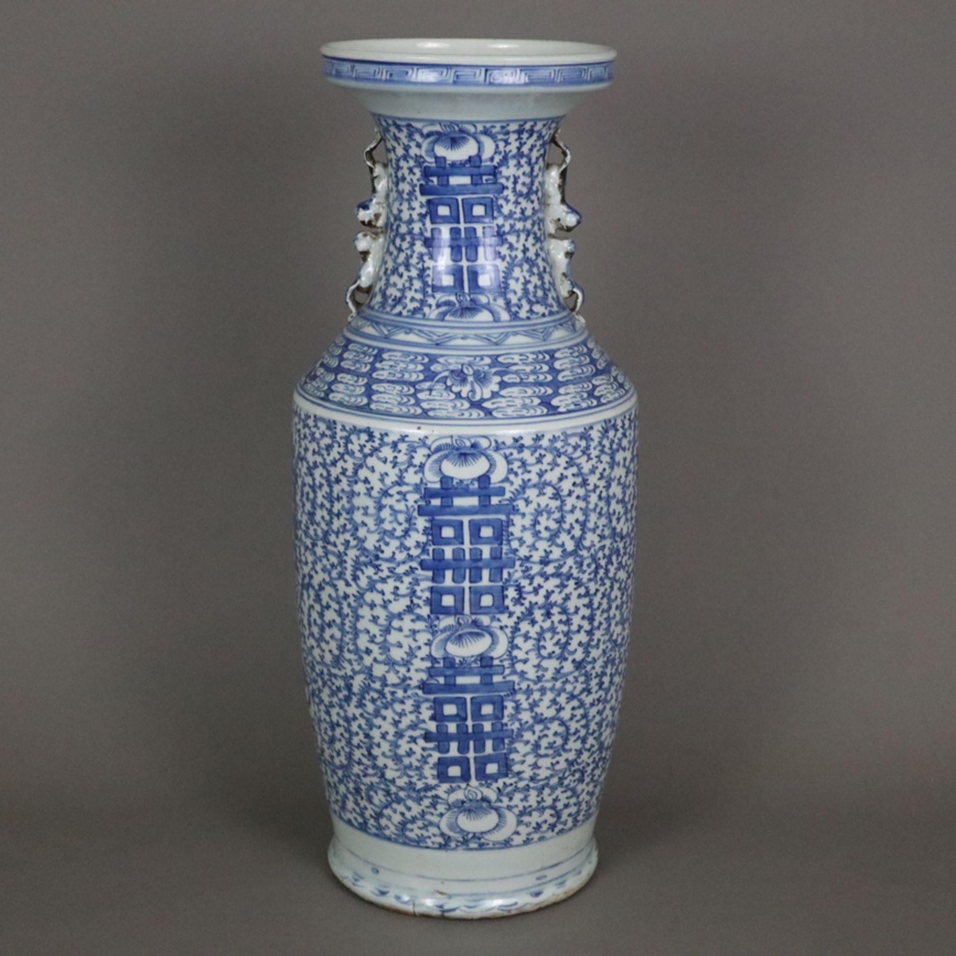 Blau-weiße Bodenvase - China, späte Qing-Dynastie, Tongzhi 1862-1875, sog. „Hochzeitsvase“, auf der