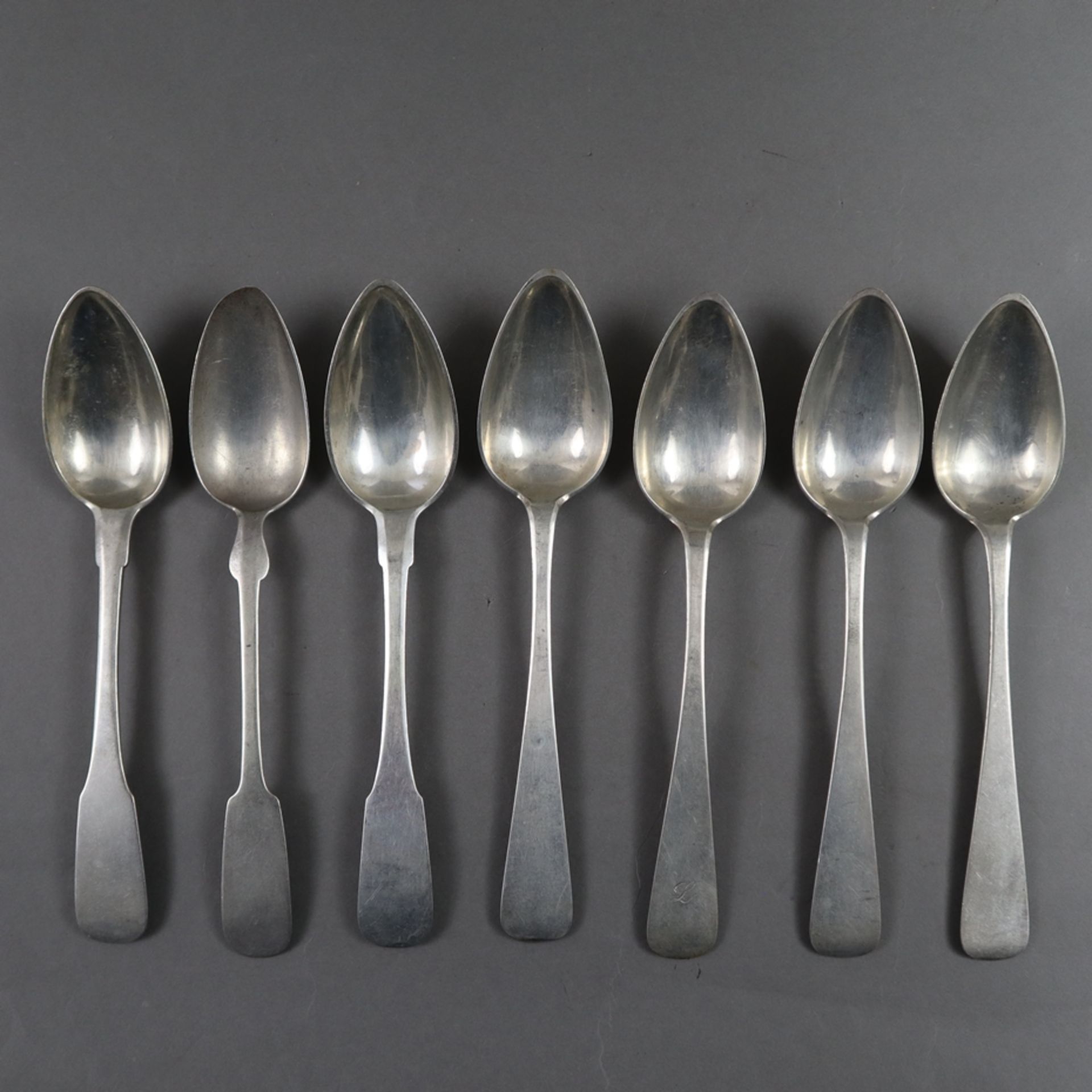 Konvolut Biedermeier-Suppenlöffel - 19. Jh. 12 Lot Silber, 7 Stück, diverse Ausführungen und Herste