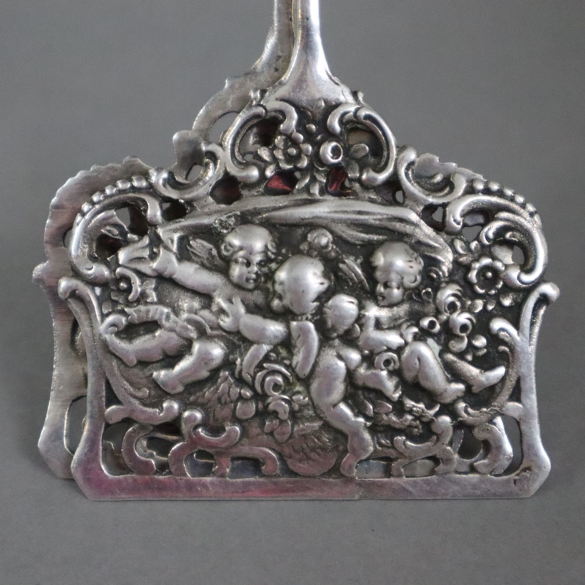 Gebäckzange - Silber 800, gestempelt, üppig reliefiert mit Rocaillen-, Rosenmotiven und Puttodekor, - Bild 3 aus 6