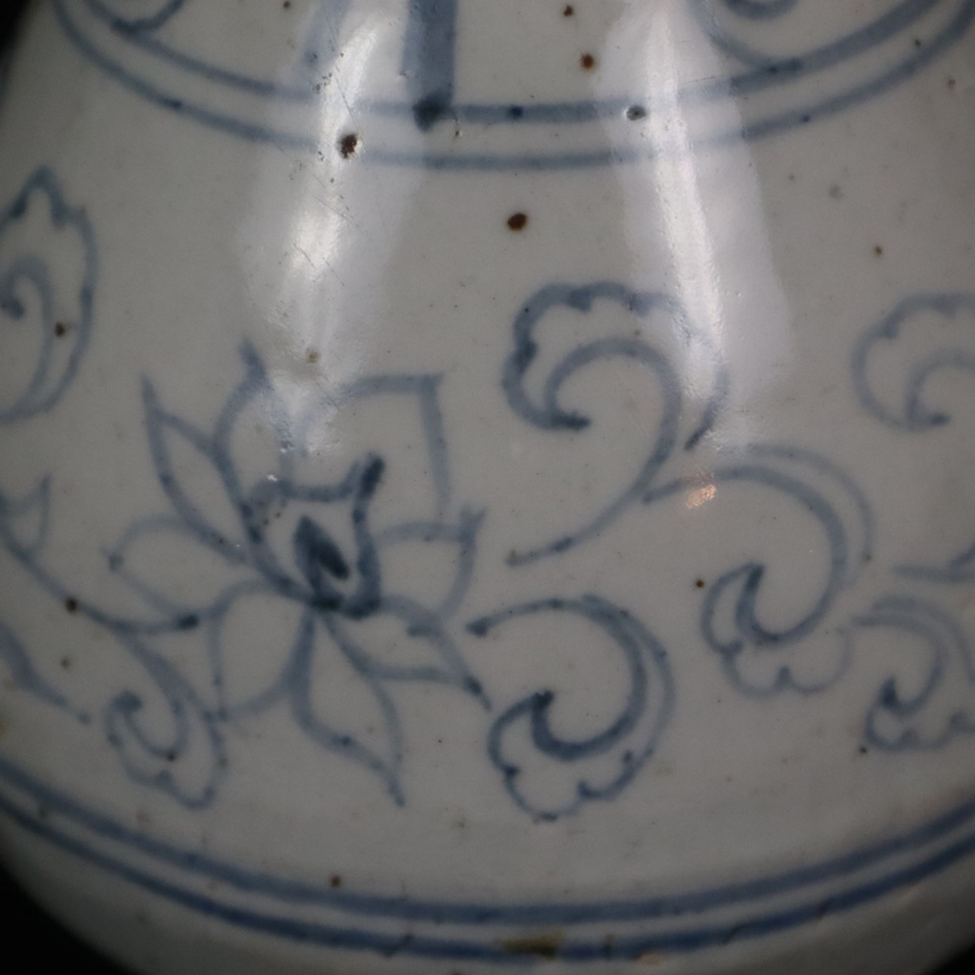 Flaschenvase - China, vom Typ „Yuhuchun“, Porzellanvase mit birnenförmigem Körper, dekoriert mit Lo - Bild 7 aus 9
