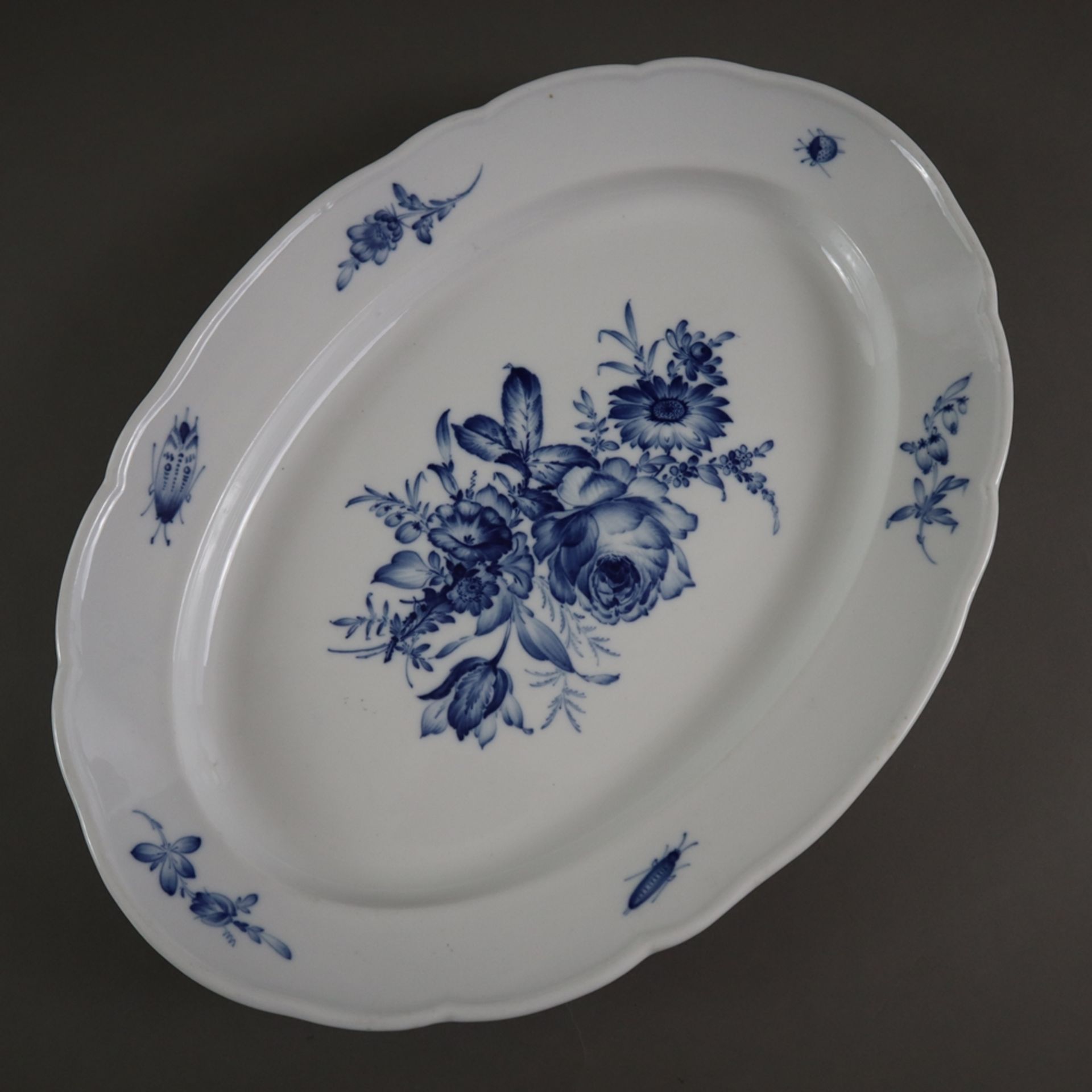 Ovale Vorlegeplatte - Meissen, Knaufzeit, Porzellan, Dekor "Blaue Blume mit Insekten" unter Glasur,