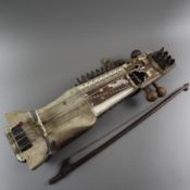 Saiteninstrument Sarangi - Indien/Pakistan/Afghanistan, 19. Jh./um 1900, Holzkorpus mit Beinelement