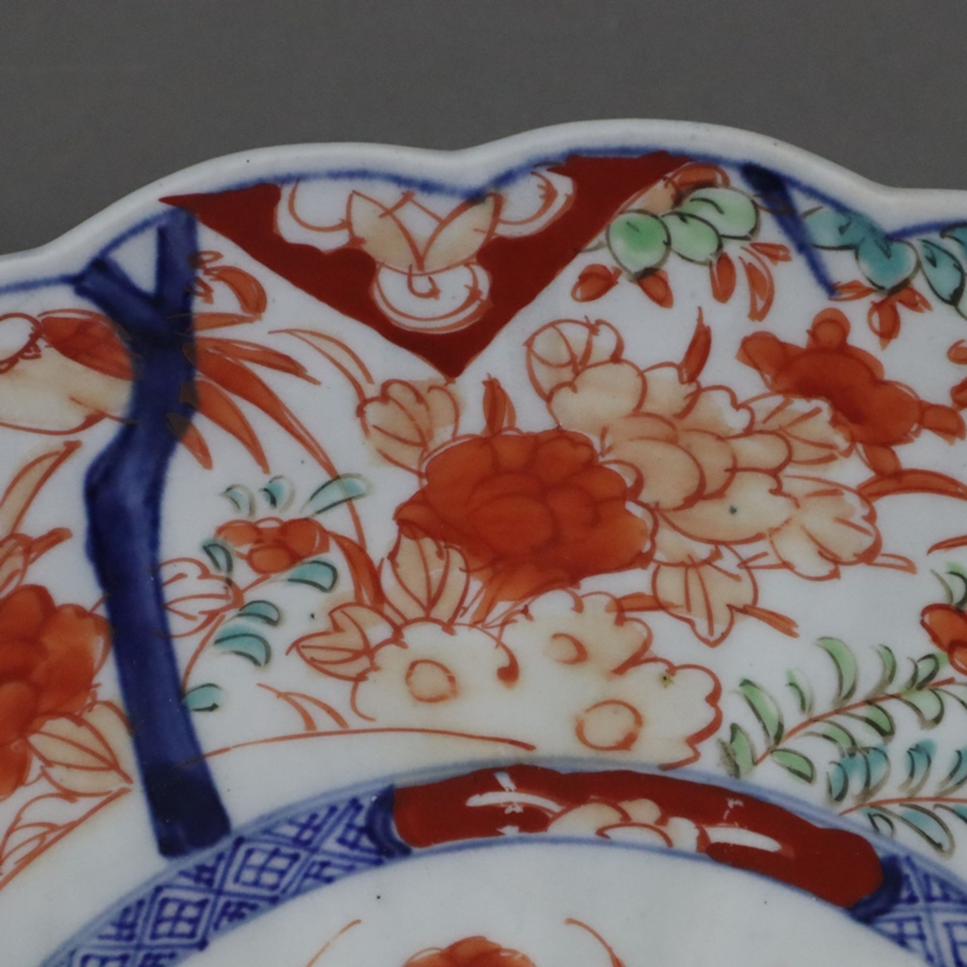 Imari-Porzellanplatte - Japan, runde, leicht vertiefte Form mit gewelltem Rand, Bemalung in Untergl - Bild 4 aus 7
