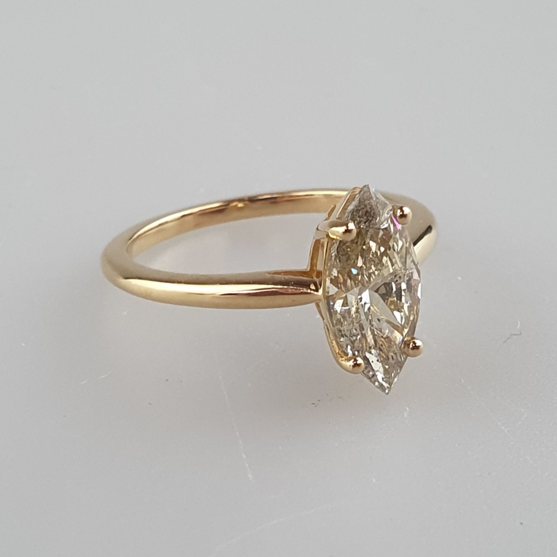 Eleganter Solitärring - Gelbgold 750/000, gestempelt, mittig besetzt mit 1 größeren Diamanten im Ma - Bild 2 aus 5