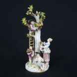 Figurengruppe "Apfelernte" - Meissen, Knaufzeit, Porzellan, polychrome Bemalung, Goldstaffage, Entw