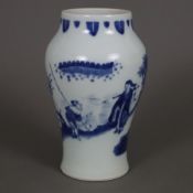 Blau-weiße Vase - China, frühe Qing-Dynastie, Porzellan, Balusterkorpus, umlaufend in Unterglasurbl