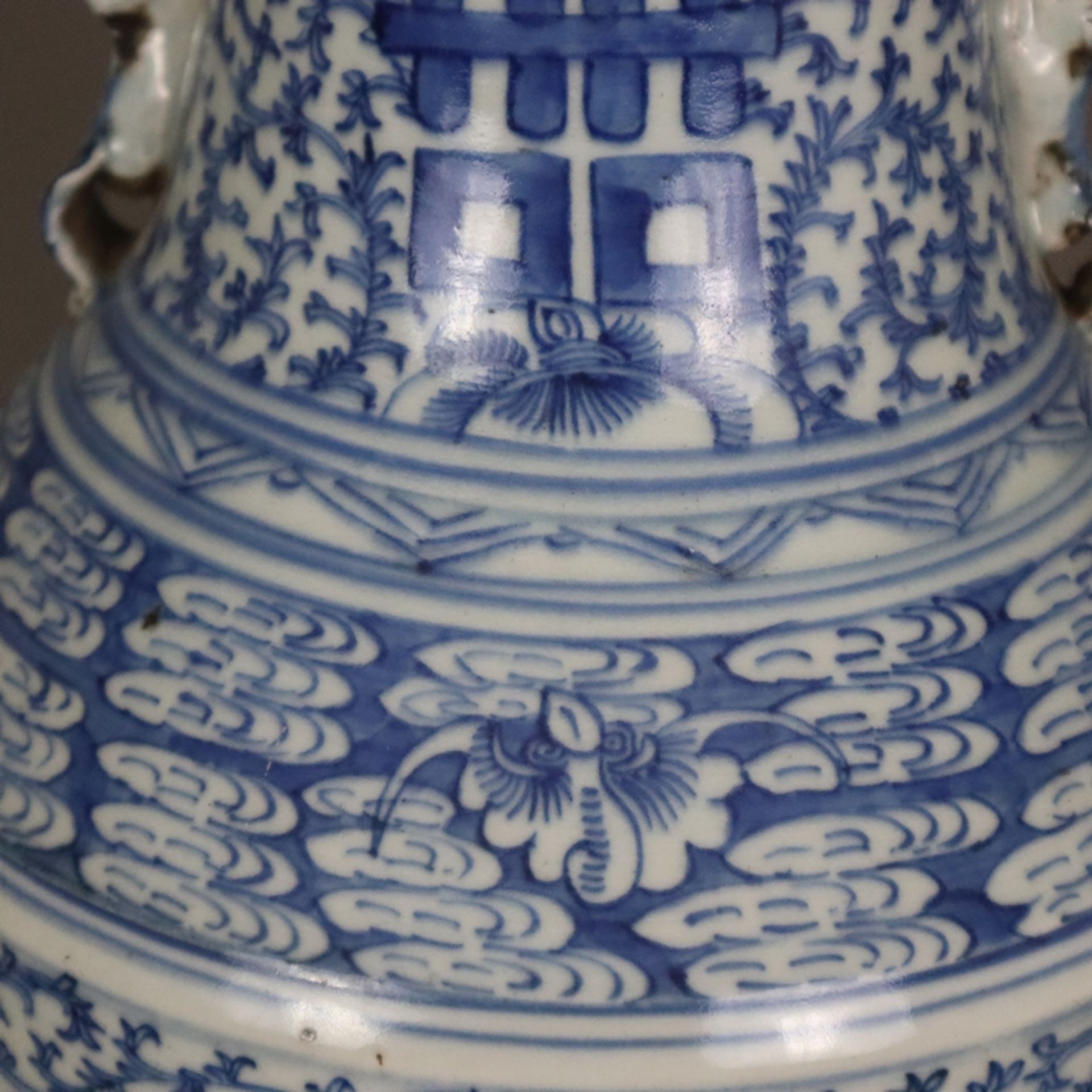 Blau-weiße Bodenvase - China, späte Qing-Dynastie, Tongzhi 1862-1875, sog. „Hochzeitsvase“, auf der - Bild 4 aus 14