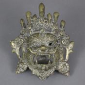 Mahakala-Räuchergefäß - Bronzeguss, auf drei Standfüßen aufliegende Maske des Mahakala mit geöffnet