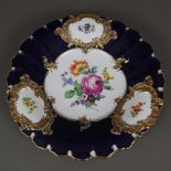 Prunkschale - Meissen, 20. Jh., Porzellan, vertiefte Form mit geschwungenem Rand, polychrome Blumen