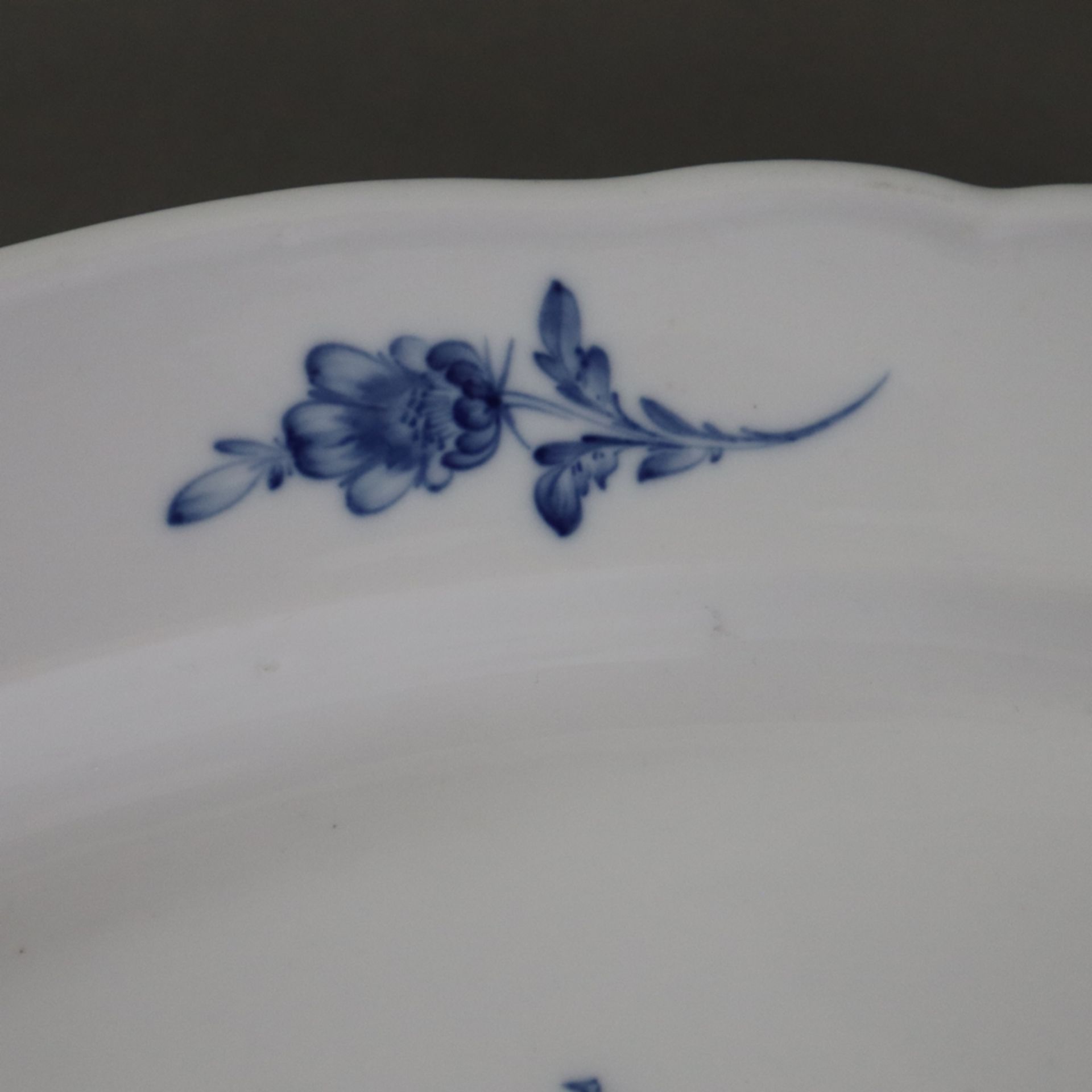 Ovale Vorlegeplatte - Meissen, Knaufzeit, Porzellan, Dekor "Blaue Blume mit Insekten" unter Glasur, - Bild 5 aus 9