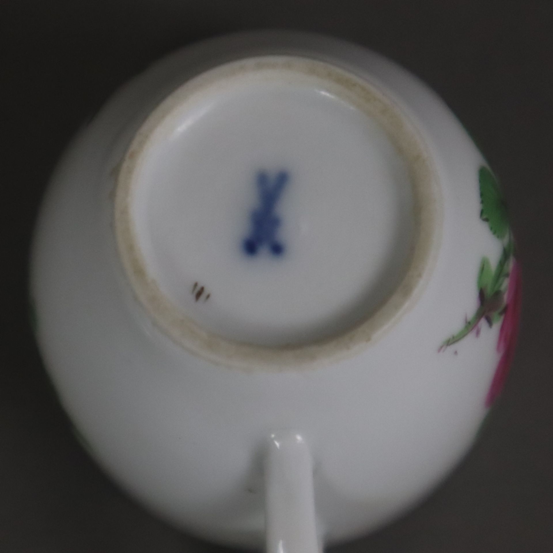 Zwei Tassen mit Untertassen - Meissen, um 1900/20.Jh., Porzellan, 1x polychromer Streublumendekor,  - Bild 8 aus 9
