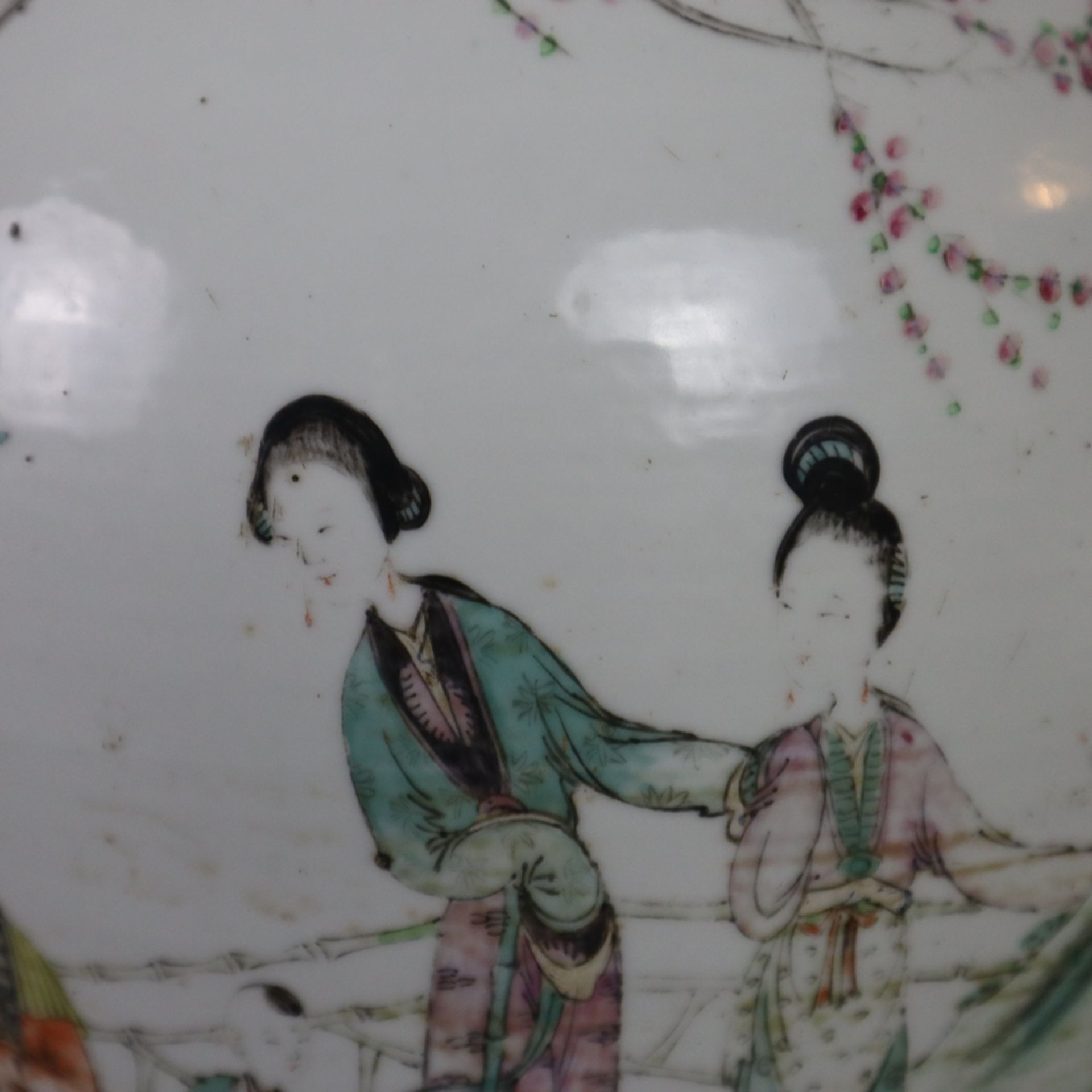 Ein Paar Famille rose-Vasen - China, späte Qing-Dynastie, Porzellan, polychrome Bemalung in der Far - Bild 10 aus 13
