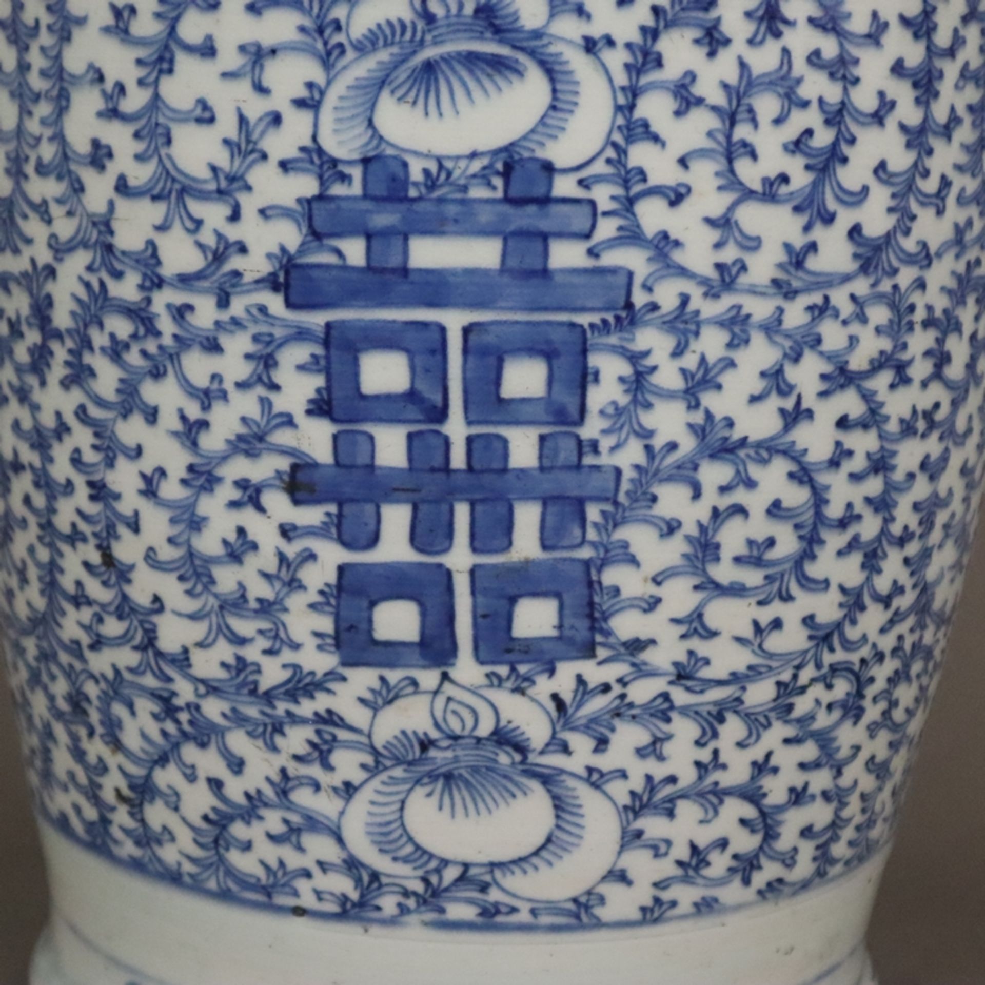 Blau-weiße Bodenvase - China, späte Qing-Dynastie, Tongzhi 1862-1875, sog. „Hochzeitsvase“, auf der - Bild 6 aus 14