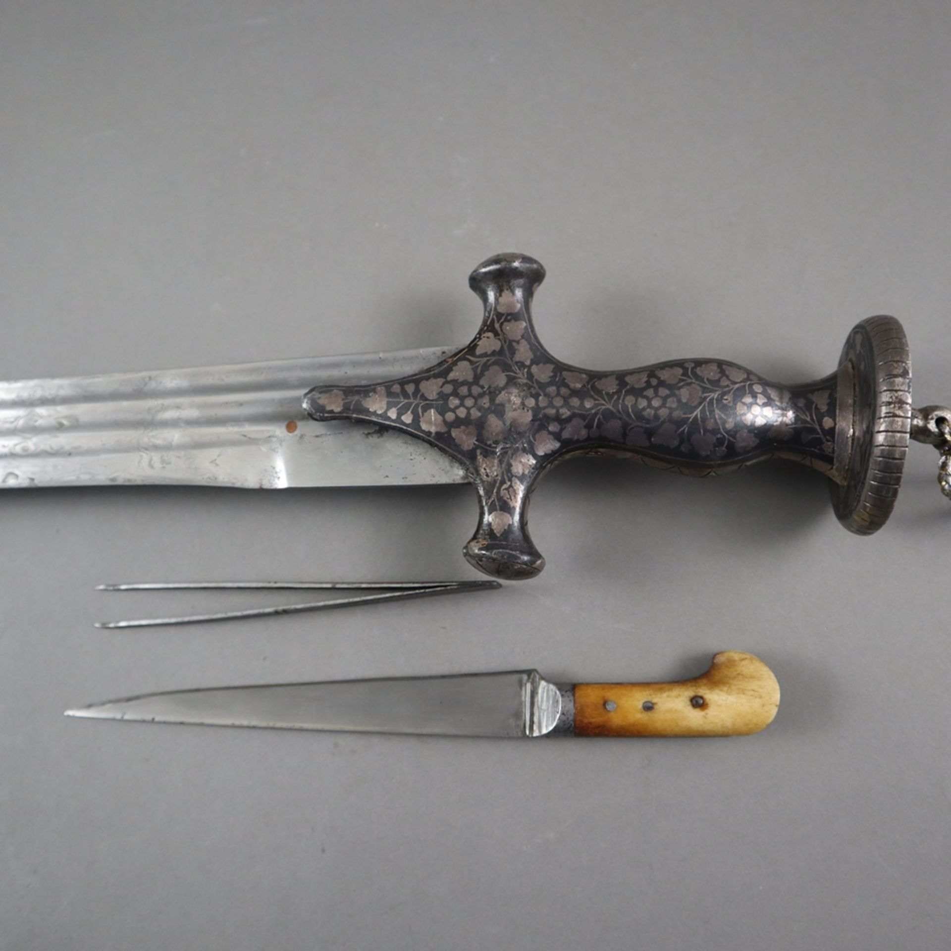 Talwar - Indien, 19.Jh., breite Klinge aus Damaszener Stahl, gerillte Rückenklinge mit zweischneidi - Bild 6 aus 8