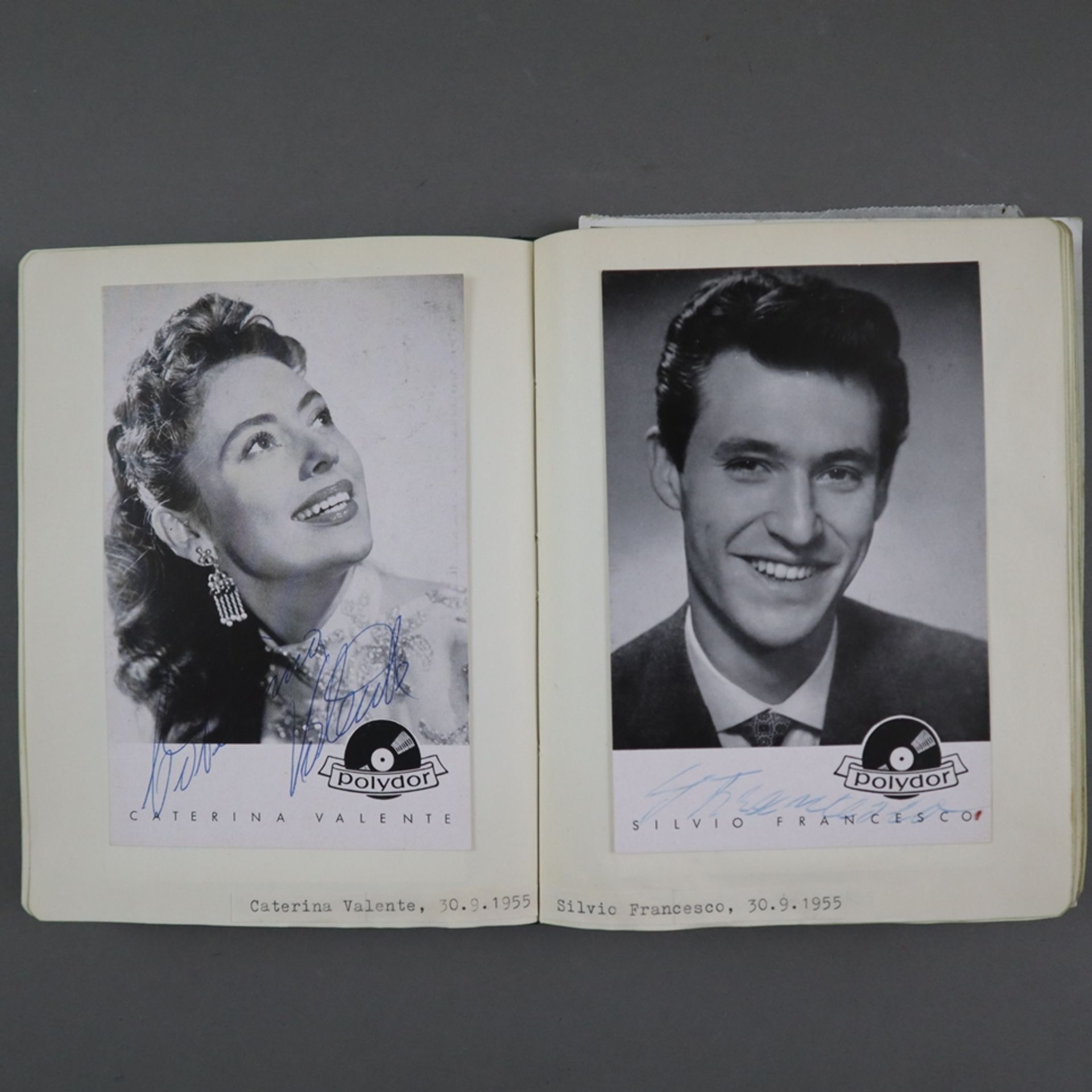 Zwei Autogramm-Alben aus den Jahren 1955 und 1956 & Karton mit unzähligen Fotos von bekannten Persö