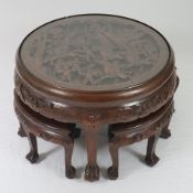 Teetisch mit Hockern - China, 20. Jh., Holz, runder Tisch, Platte geschnitzt mit mehrfiguriger Krie