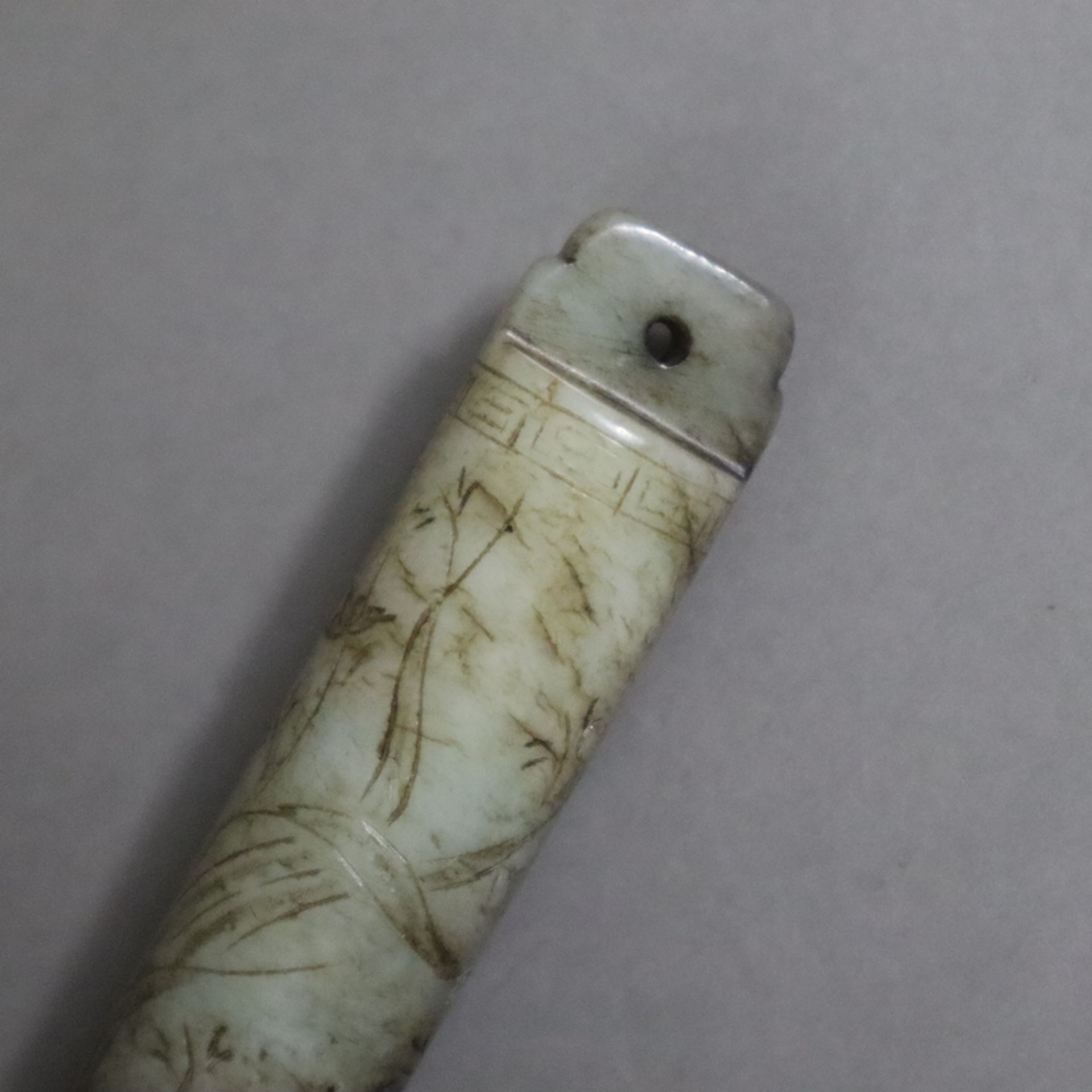 Jade-Fächergriff - China um 19./20.Jh., weiß-bräunliche Jade, röhrenförmig, umlaufend mit vegetabil - Image 3 of 5