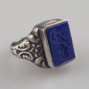 Siegelring - Silberfassung, Schulterpartie mit Jugendstil-Ornamentik, Lapislazuli-Intaglio als Ring