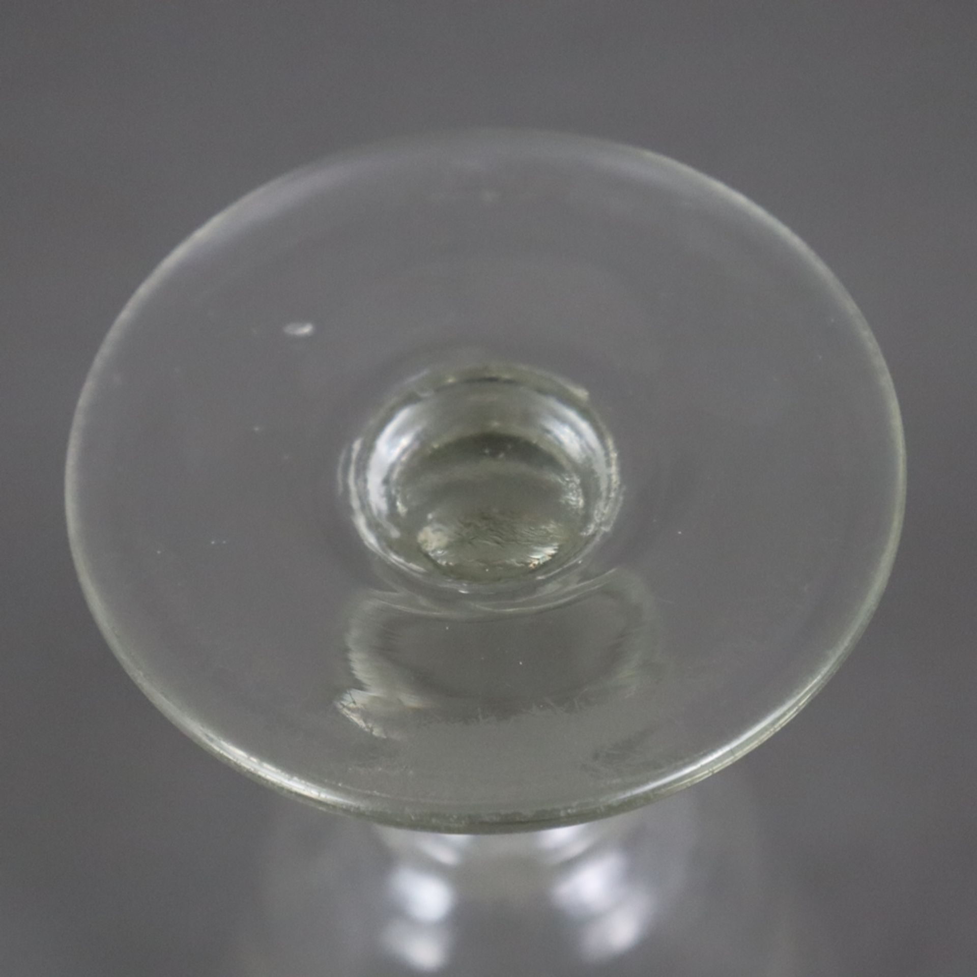 Fußglas - Mitte 19. Jh., wohl Norddeutschland, farbloses Glas, auf rundem Standfuß Balusterschaft m - Bild 9 aus 9